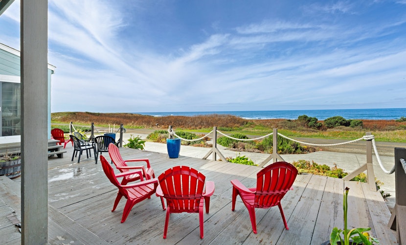 Oceanfront Home-Beach access, Guest House, Hot Tub