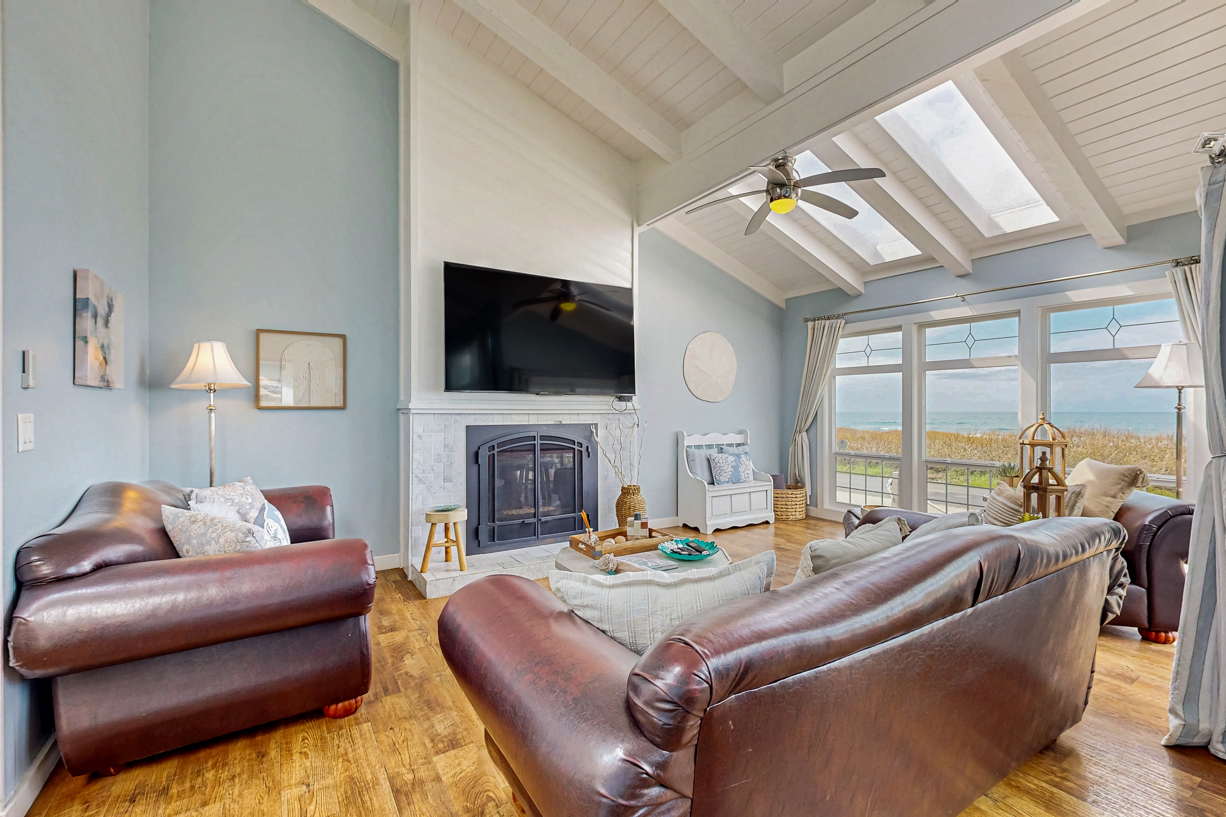 Oceanfront Home-Beach access, Guest House, Hot Tub