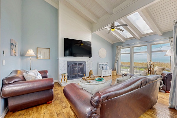 Oceanfront Home-Beach access, Guest House, Hot Tub