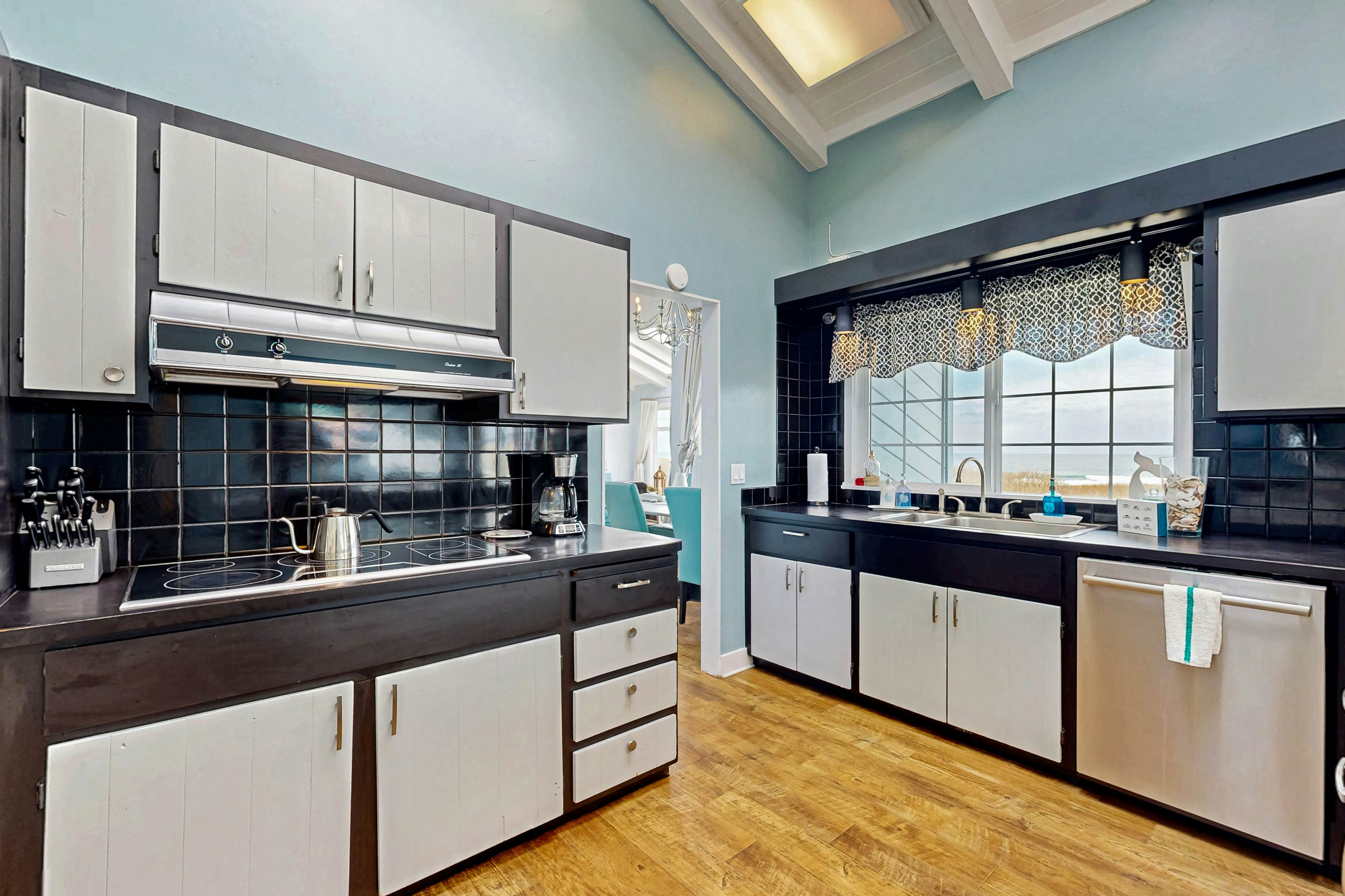 Oceanfront Home with guesthouse & beach access