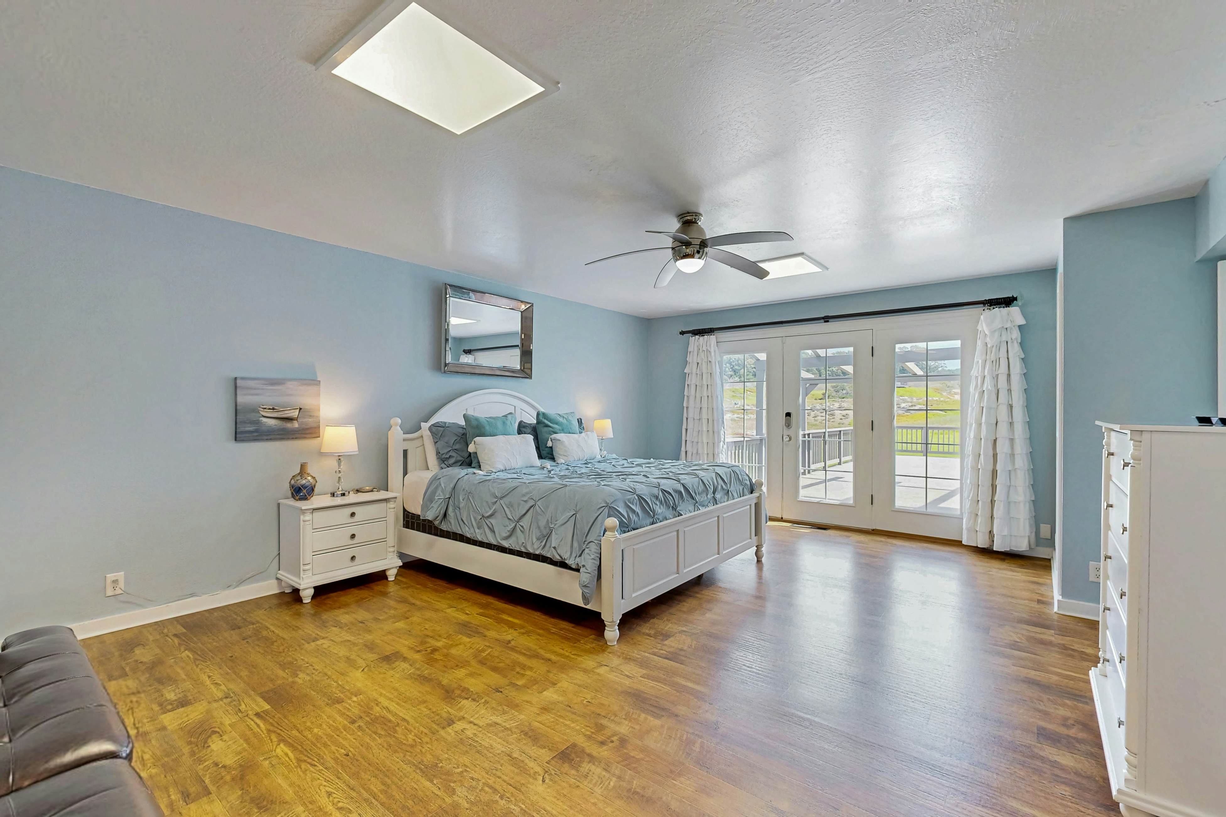 Oceanfront Home with guesthouse & beach access