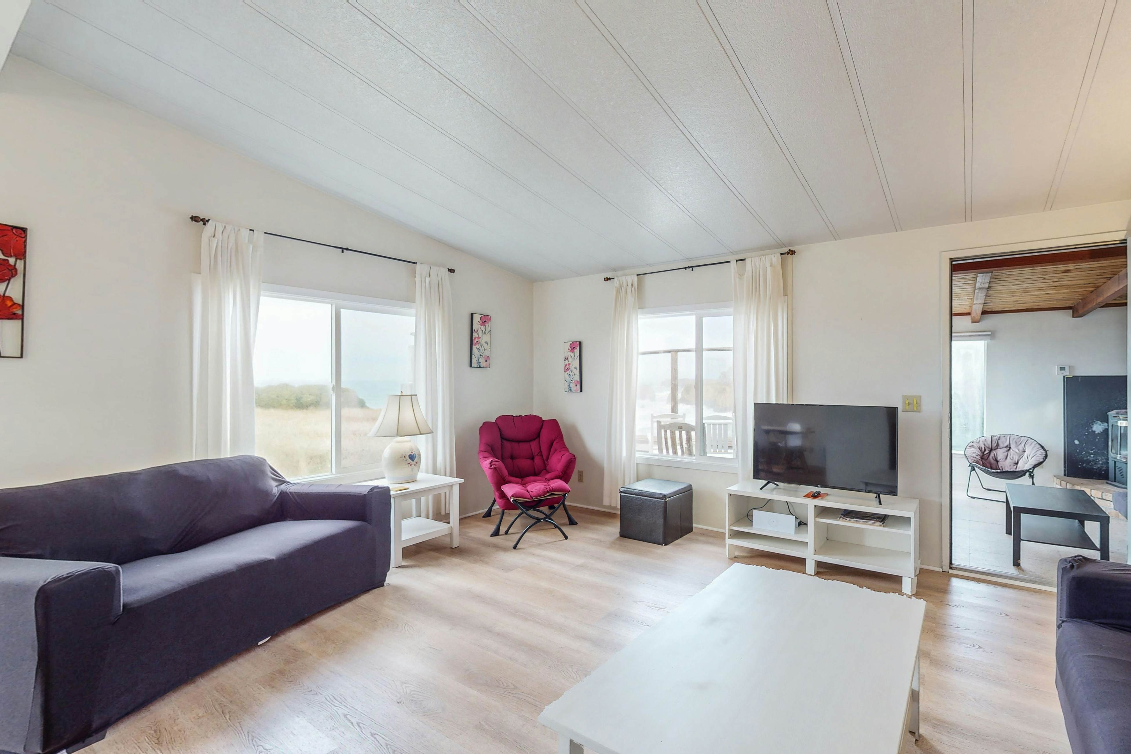 Oceanfront Getaway: Beach Access & Dog-Friendly