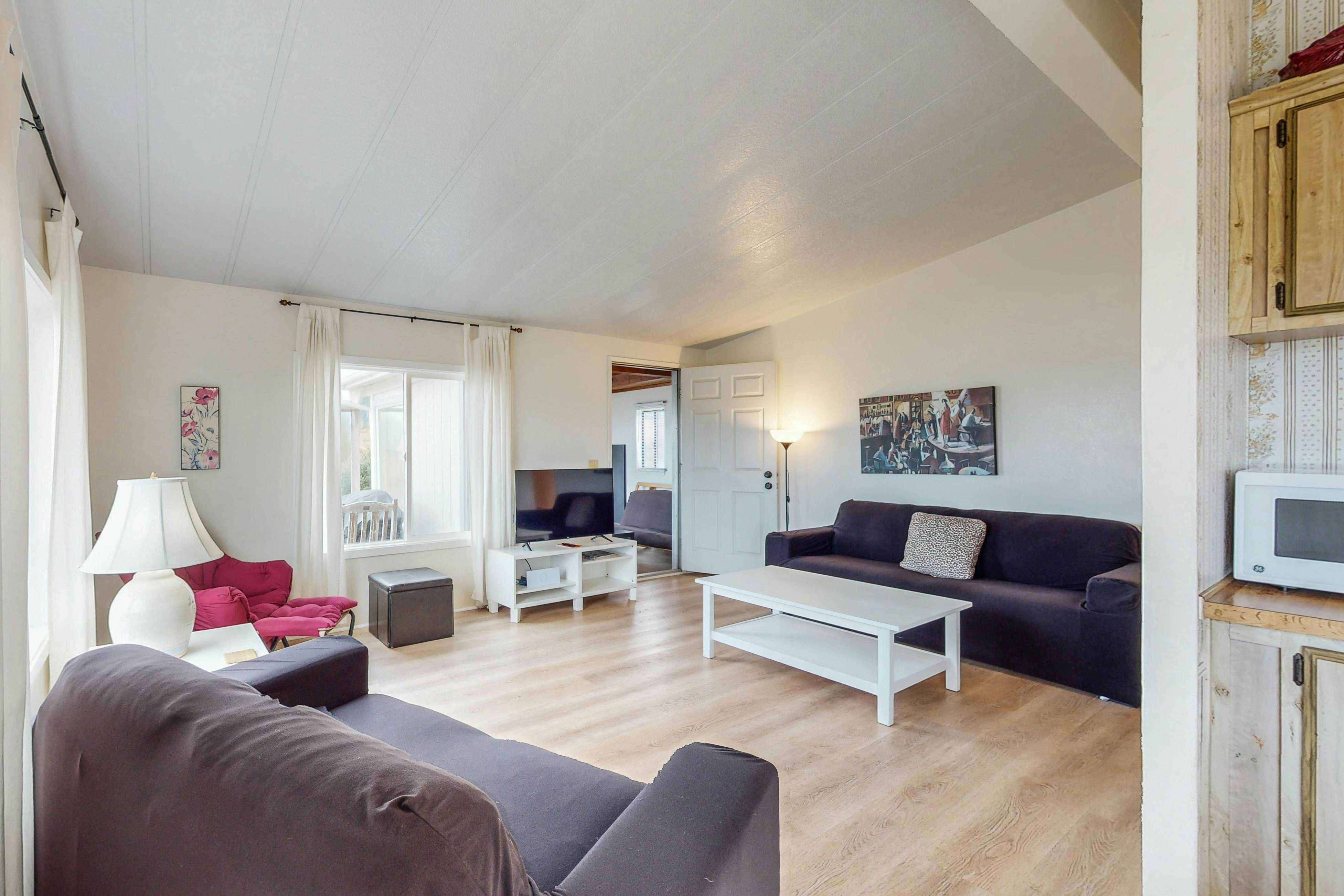 Oceanfront Getaway: Beach Access & Dog-Friendly