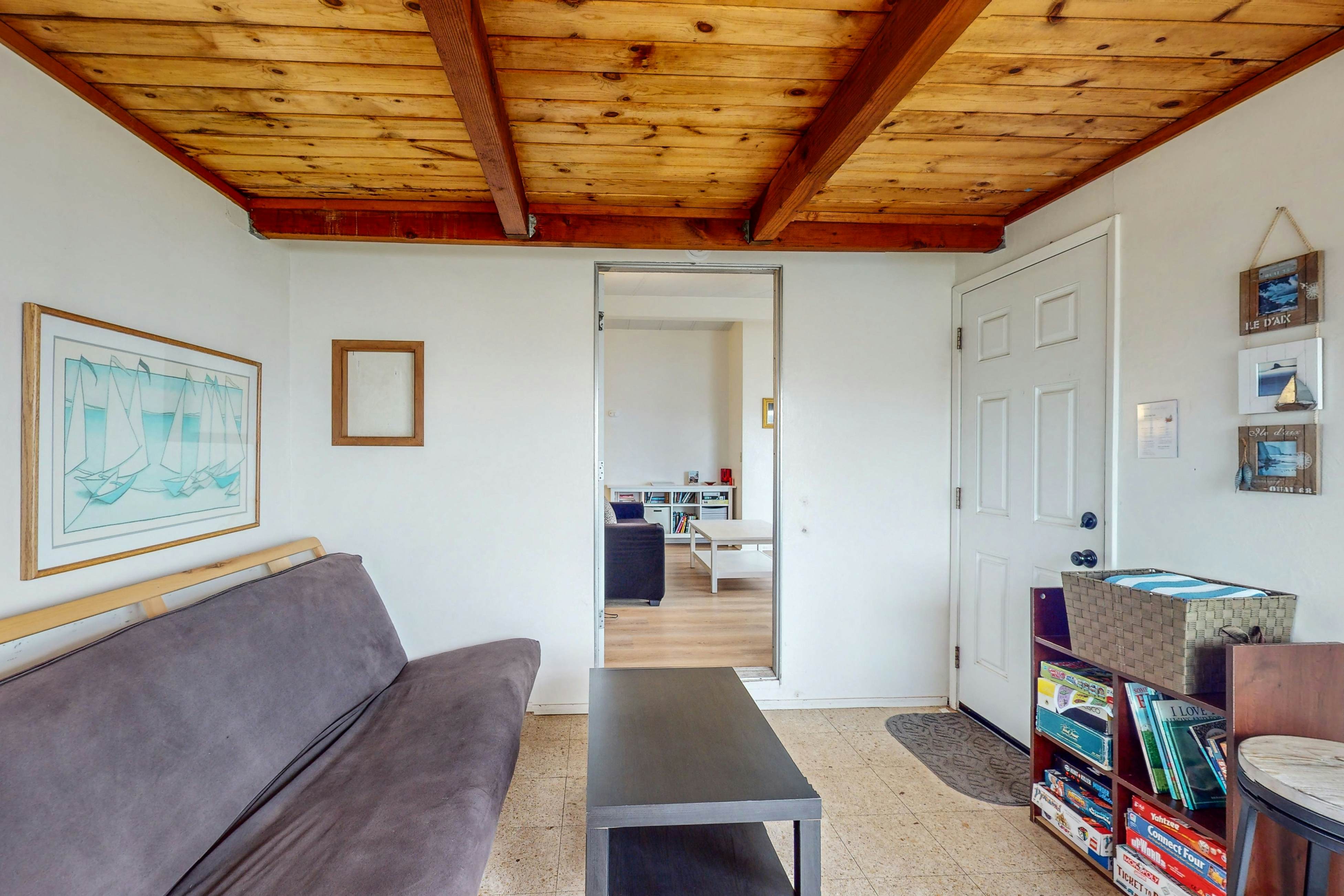 Oceanfront Getaway: Beach Access & Dog-Friendly