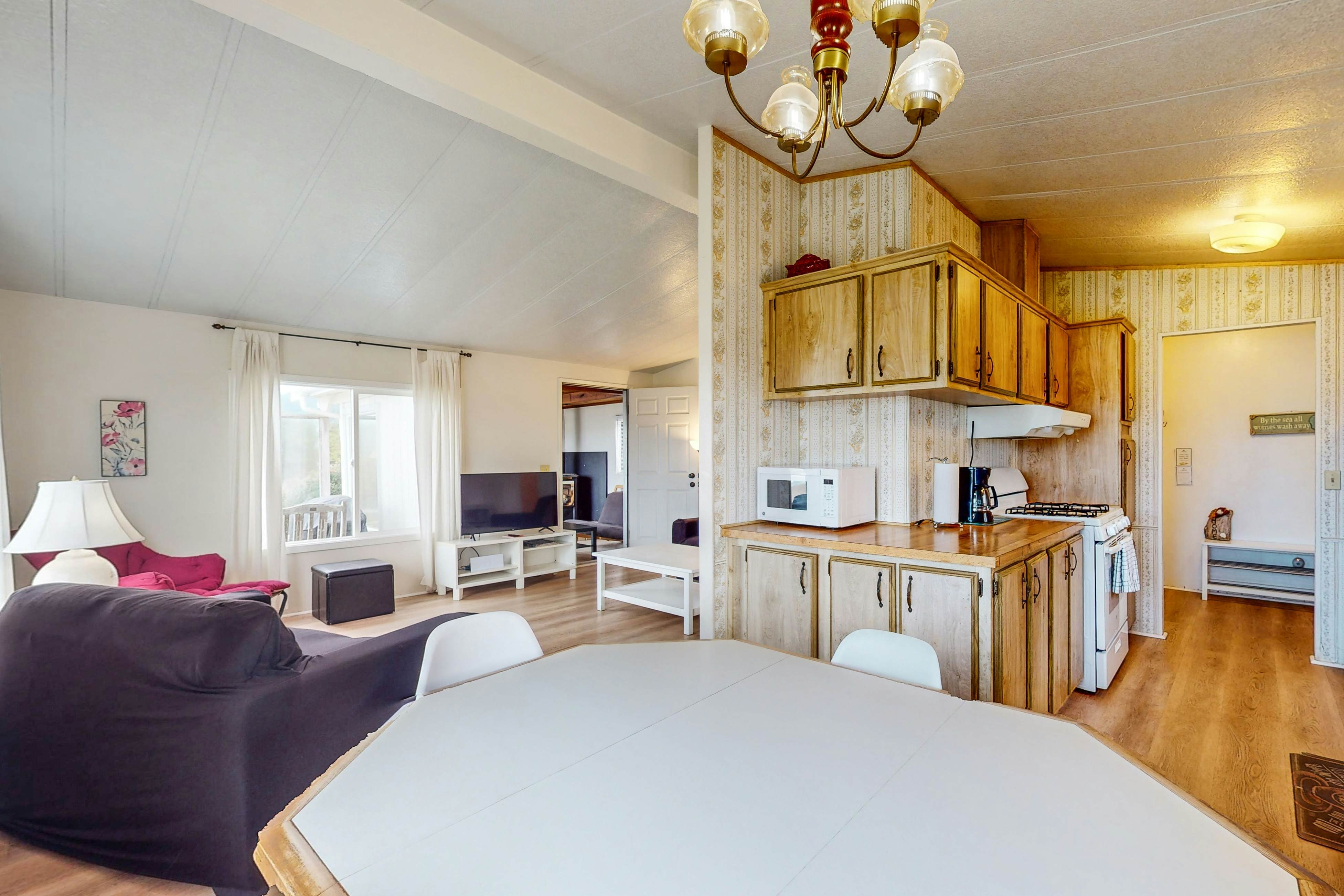 Oceanfront Getaway: Beach Access & Dog-Friendly