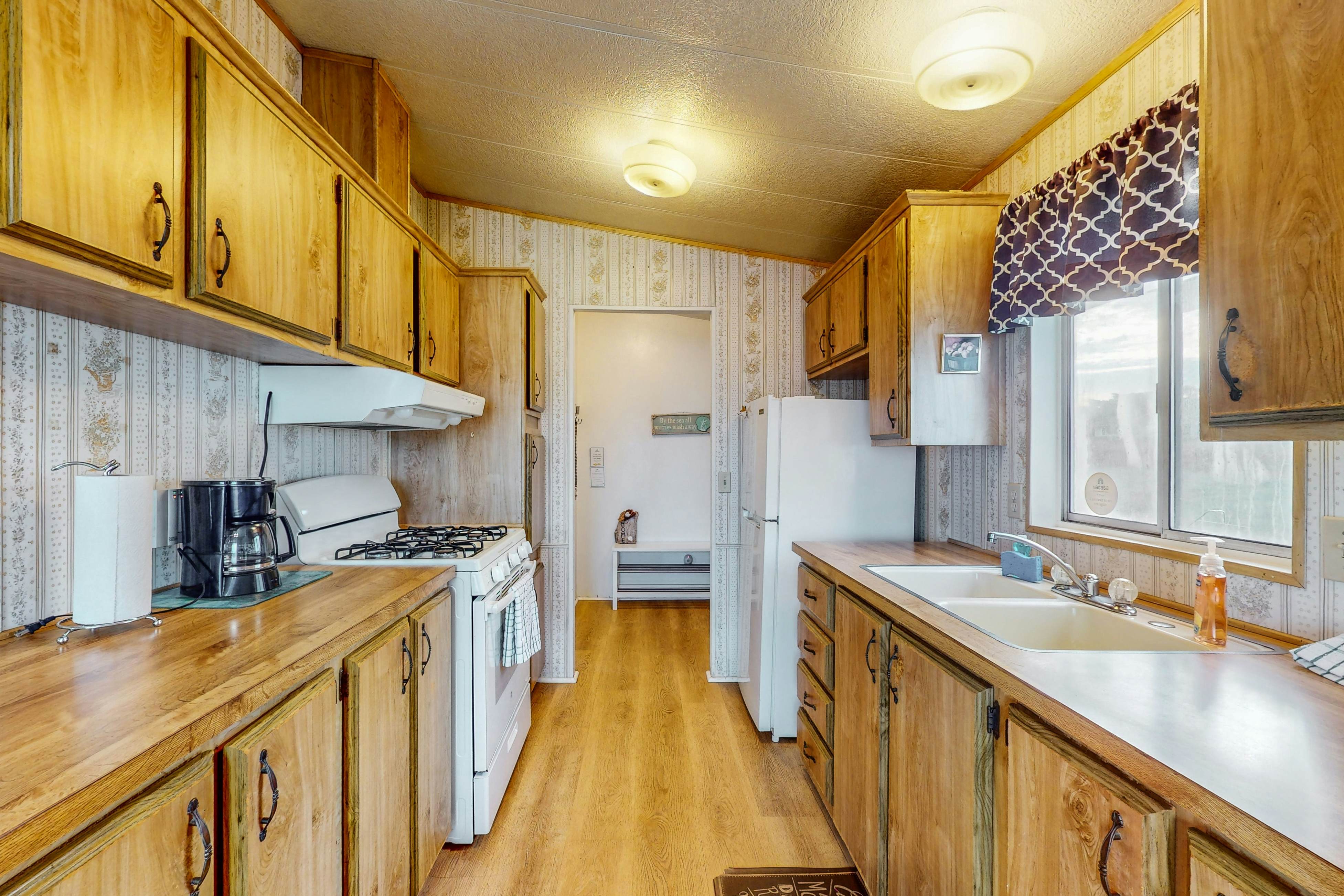 Oceanfront Getaway: Beach Access & Dog-Friendly