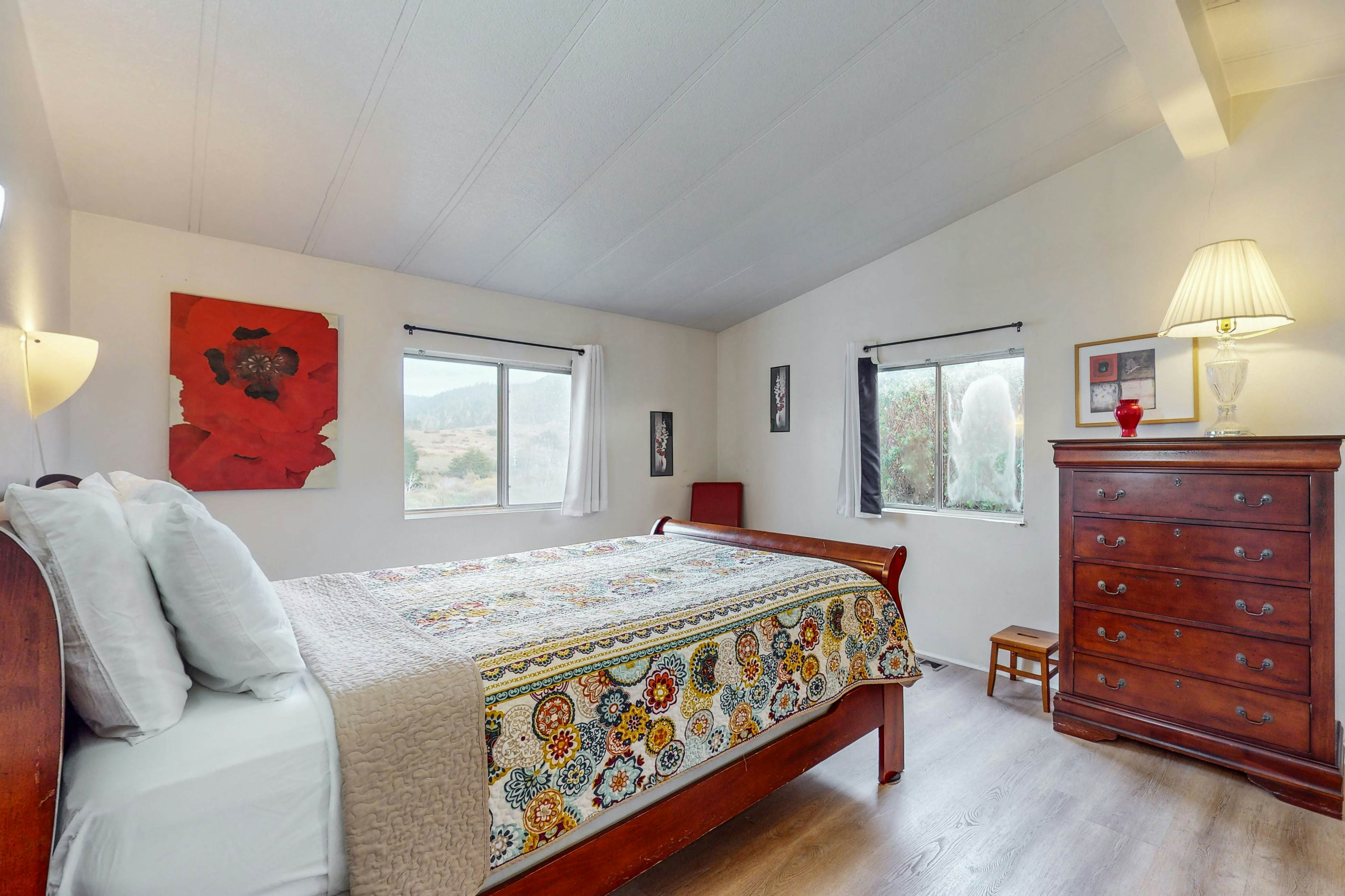 Oceanfront Getaway: Beach Access & Dog-Friendly