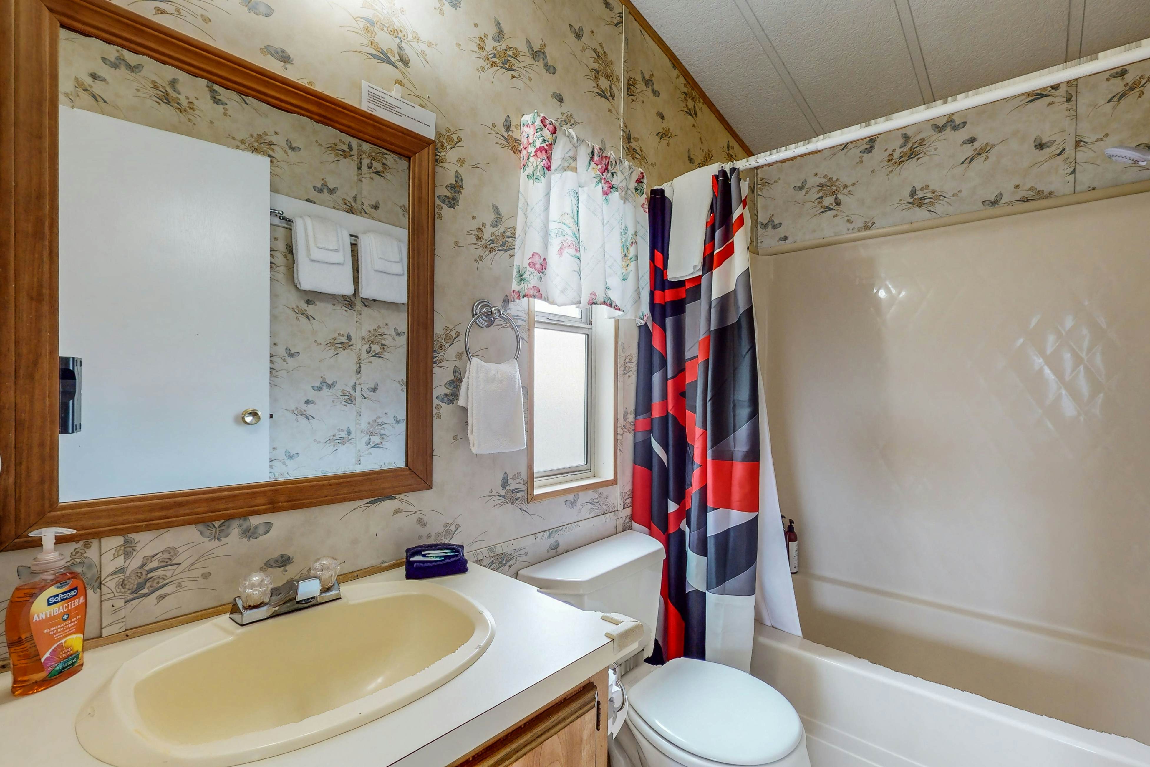 Oceanfront Getaway: Beach Access & Dog-Friendly