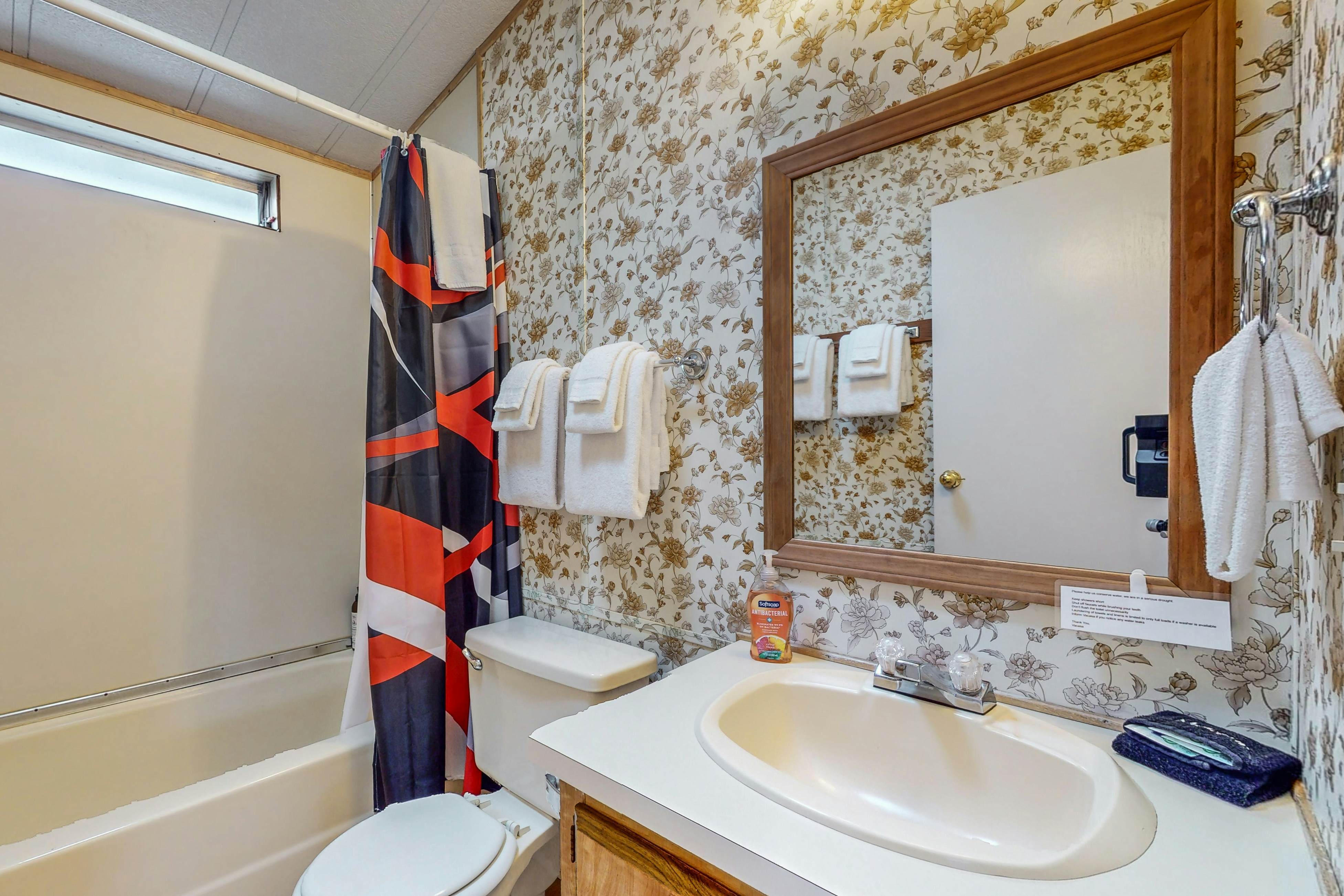 Oceanfront Getaway: Beach Access & Dog-Friendly