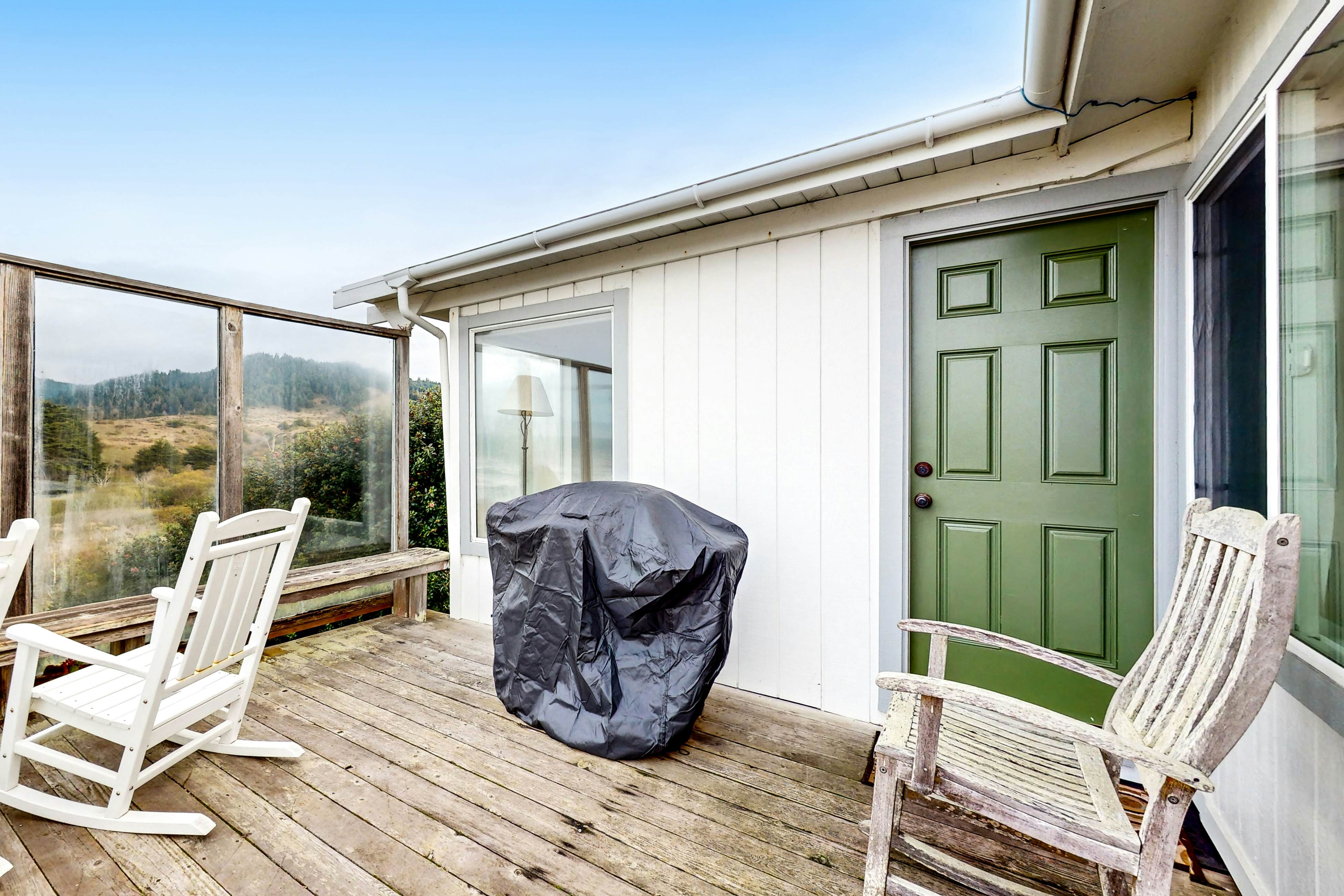 Oceanfront Getaway: Beach Access & Dog-Friendly