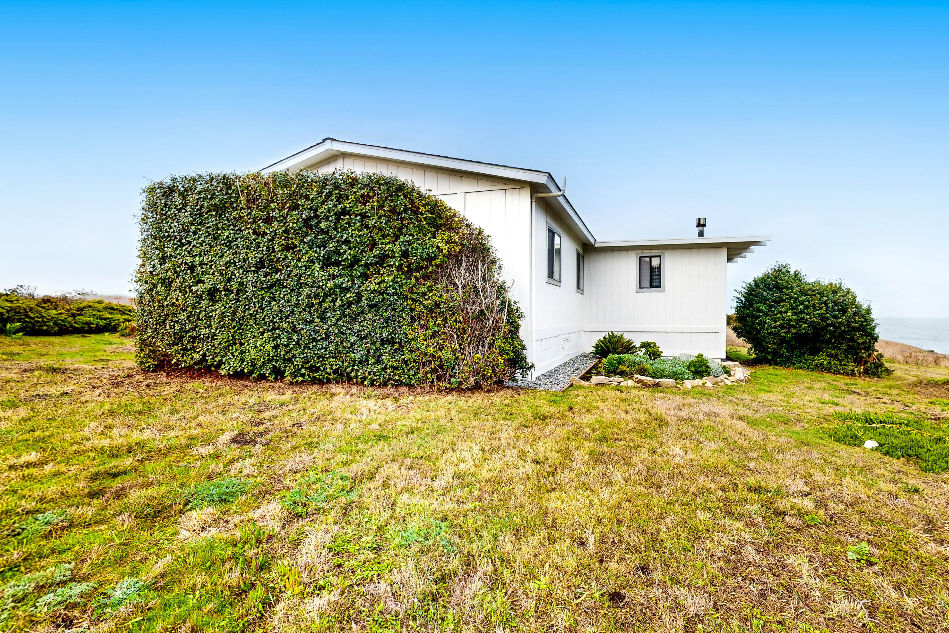 Oceanfront Getaway: Beach Access & Dog-Friendly