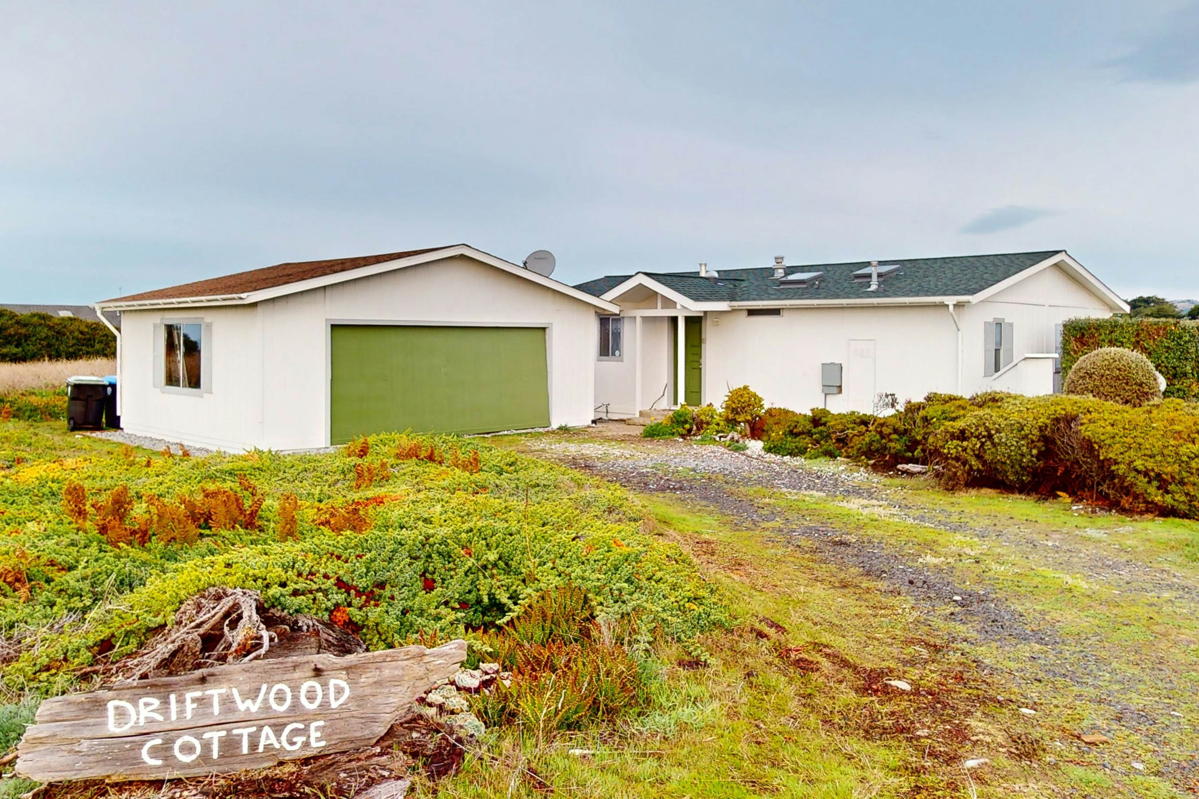 Oceanfront Getaway: Beach Access & Dog-Friendly