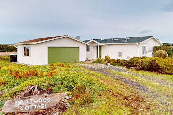 Oceanfront Getaway - Beach Access & Dog-Friendly