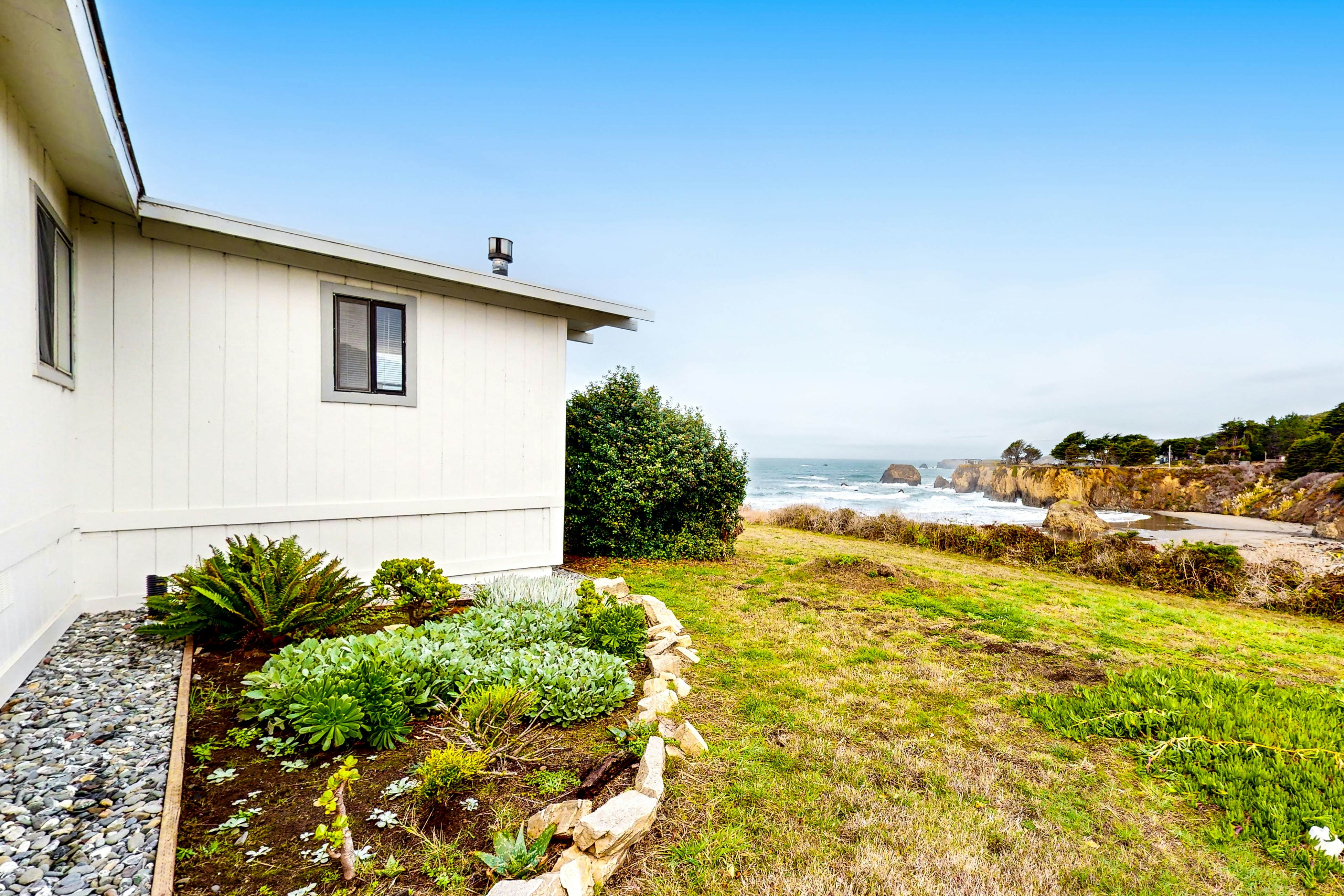 Oceanfront Getaway: Beach Access & Dog-Friendly