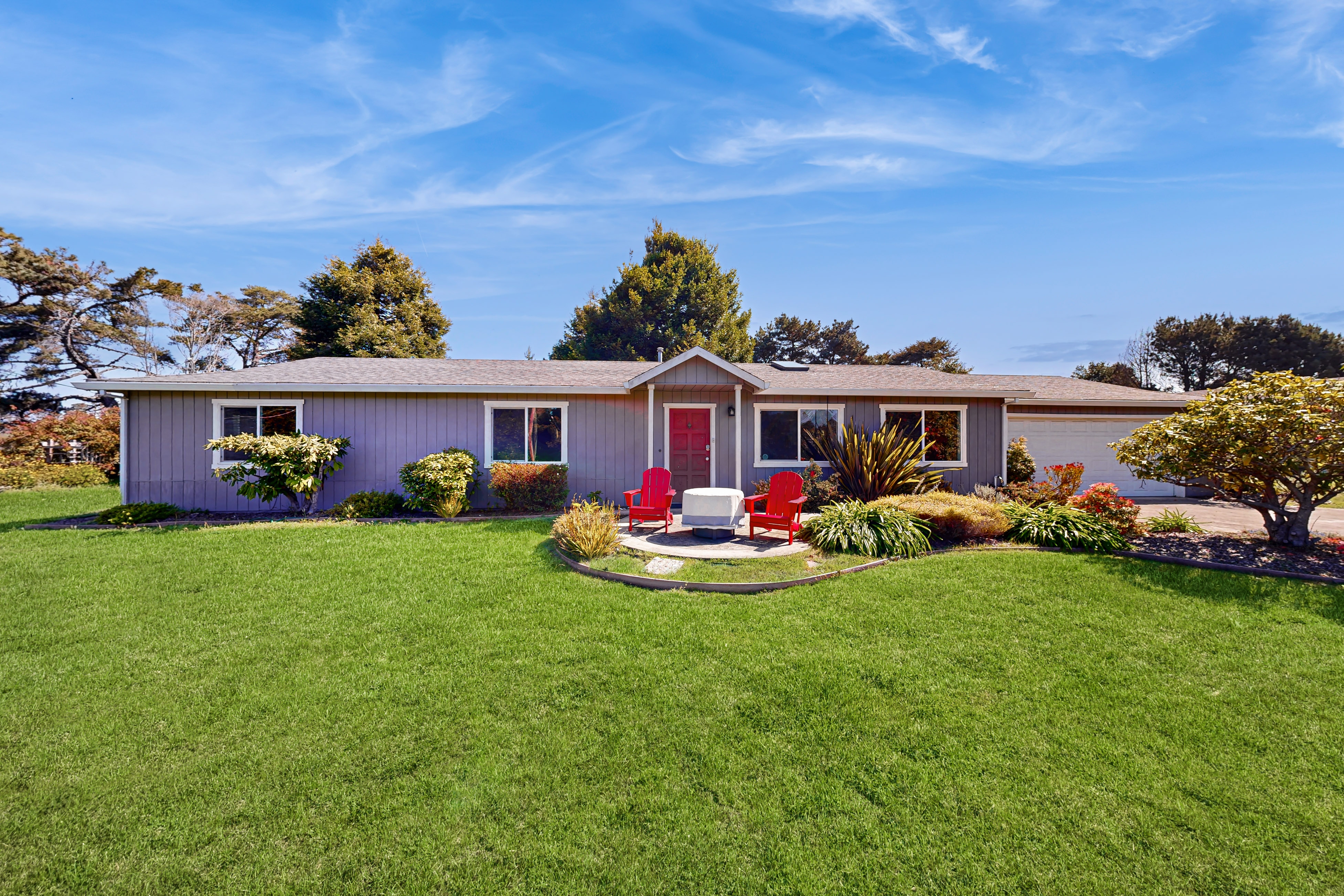 Charming Fort Bragg Home with Ping-Pong & Fire Pit