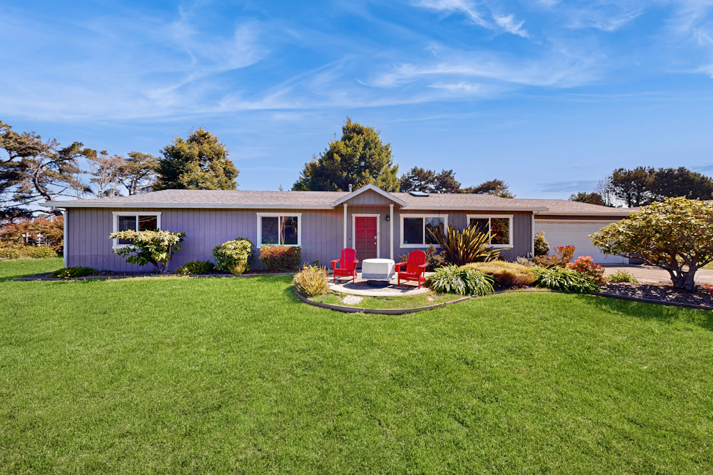 Charming Fort Bragg Home with Ping-Pong & Fire Pit