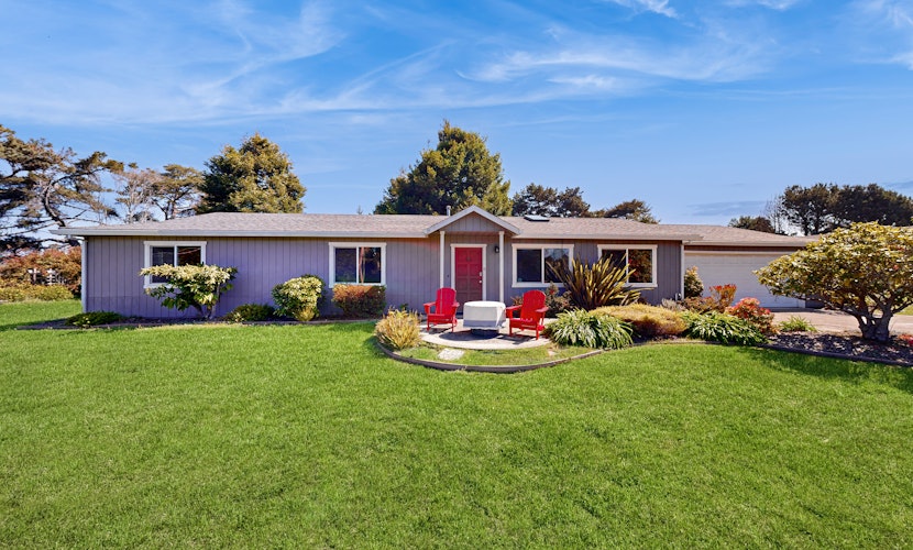 Charming Fort Bragg Home with Ping-Pong & Fire Pit