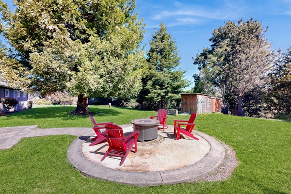 Charming Fort Bragg Home with Ping-Pong & Fire Pit