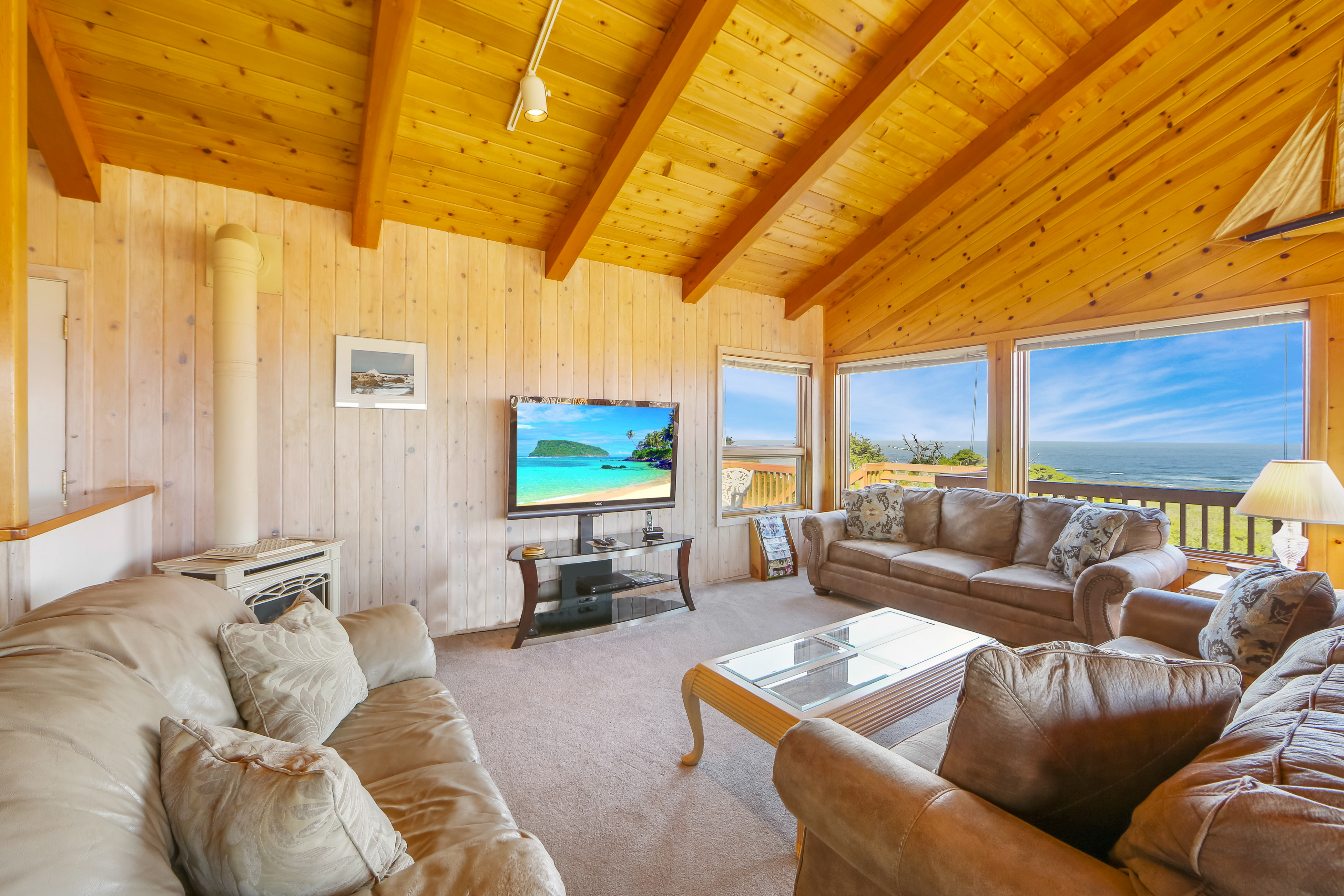 Large Oceanfront Home - Hot Tub, Pets OK, Deck