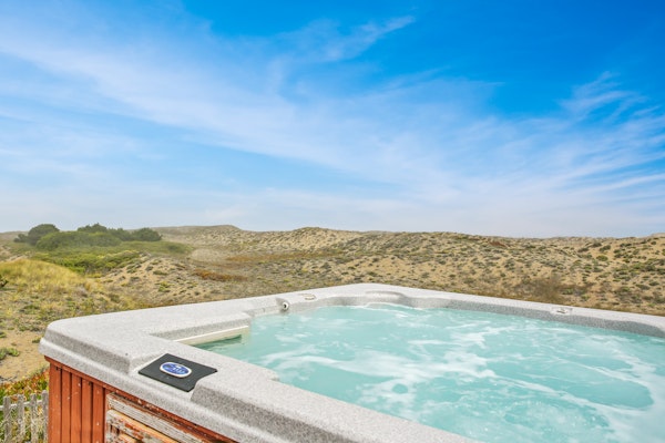 Large Oceanfront Home - Hot Tub, Pets OK, Deck