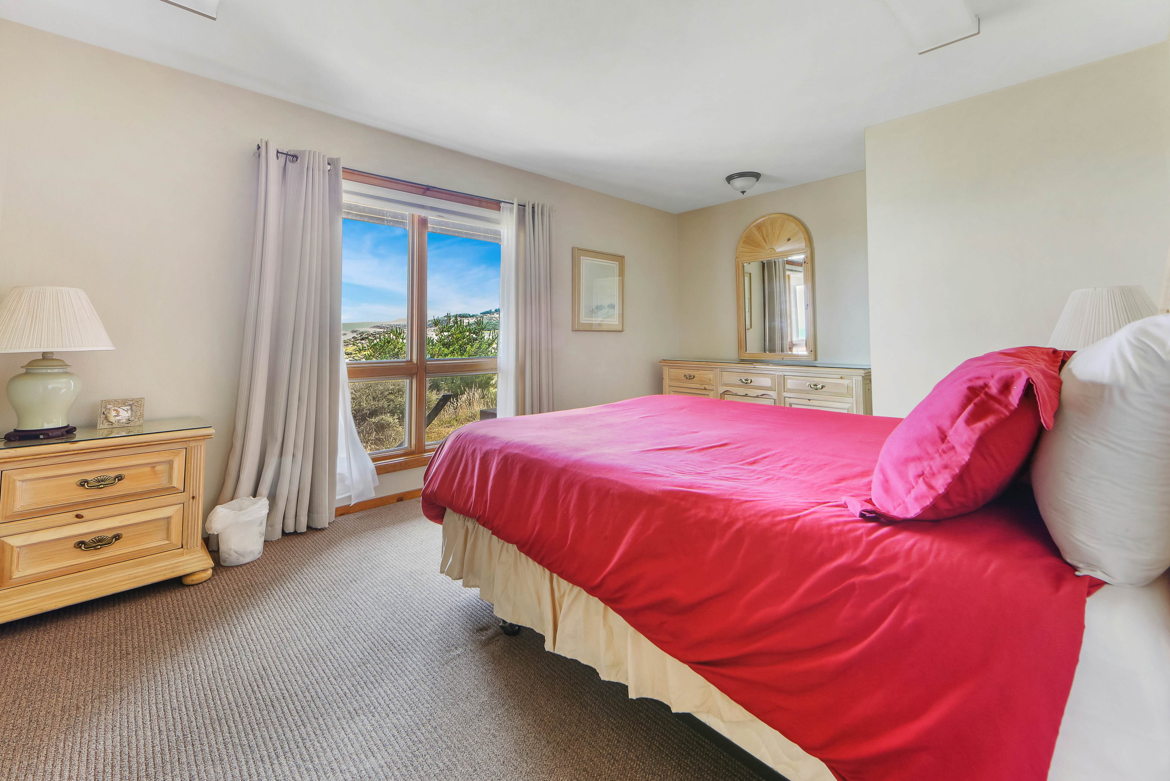 Dog-friendly Oceanfront home with Private Hot tub