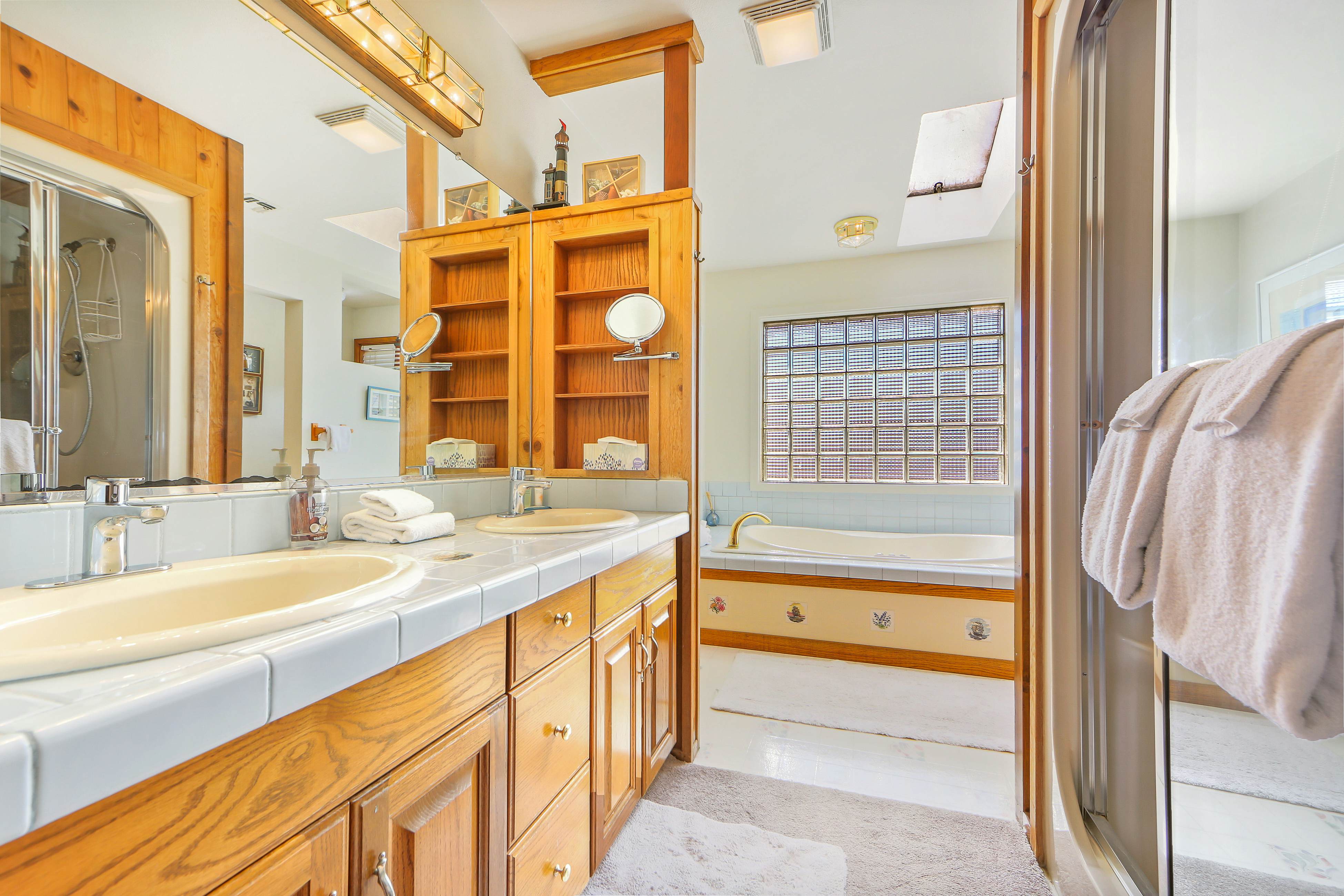 Dog-friendly Oceanfront home with Private Hot tub