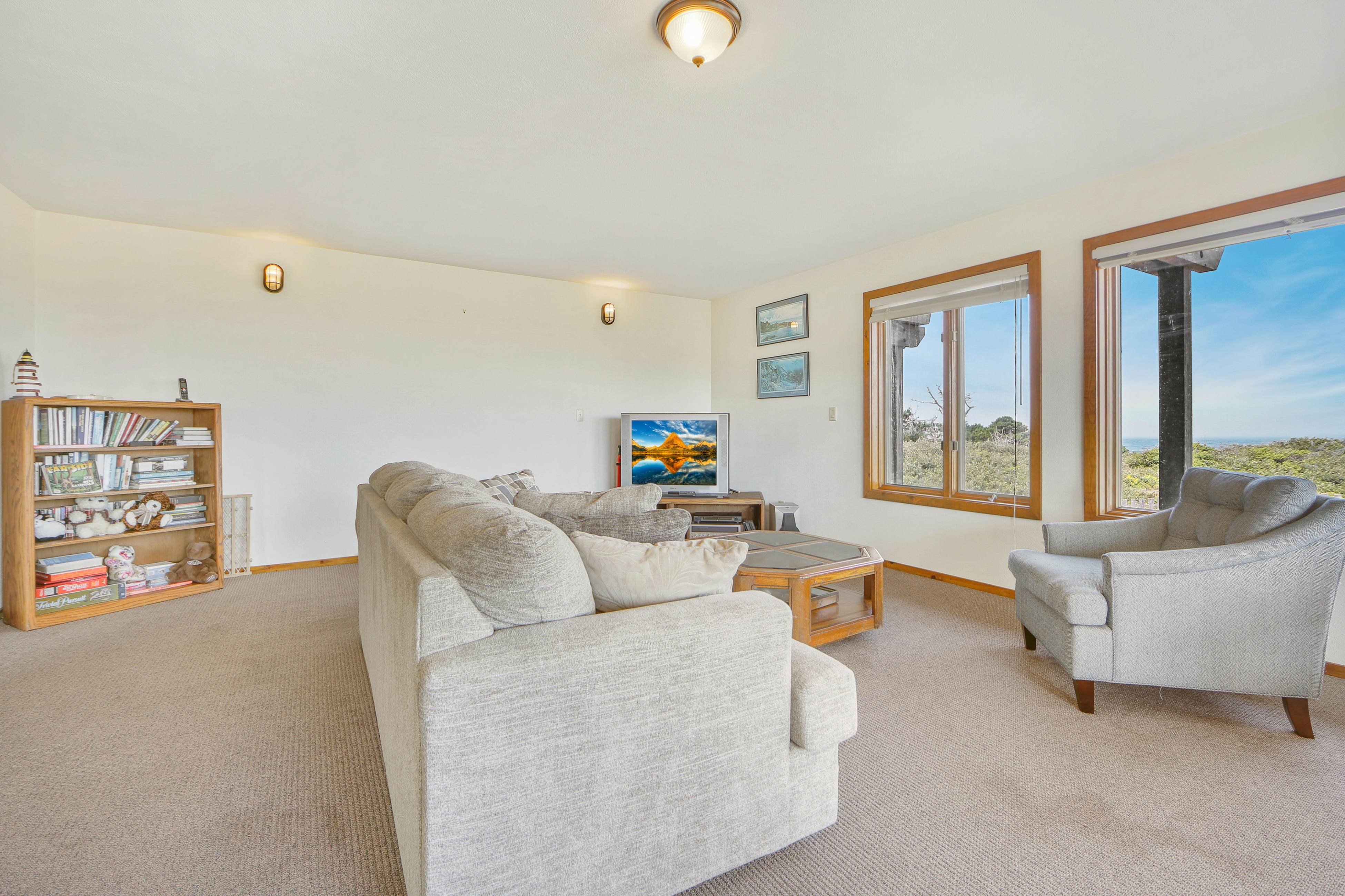 Dog-friendly Oceanfront home with Private Hot tub