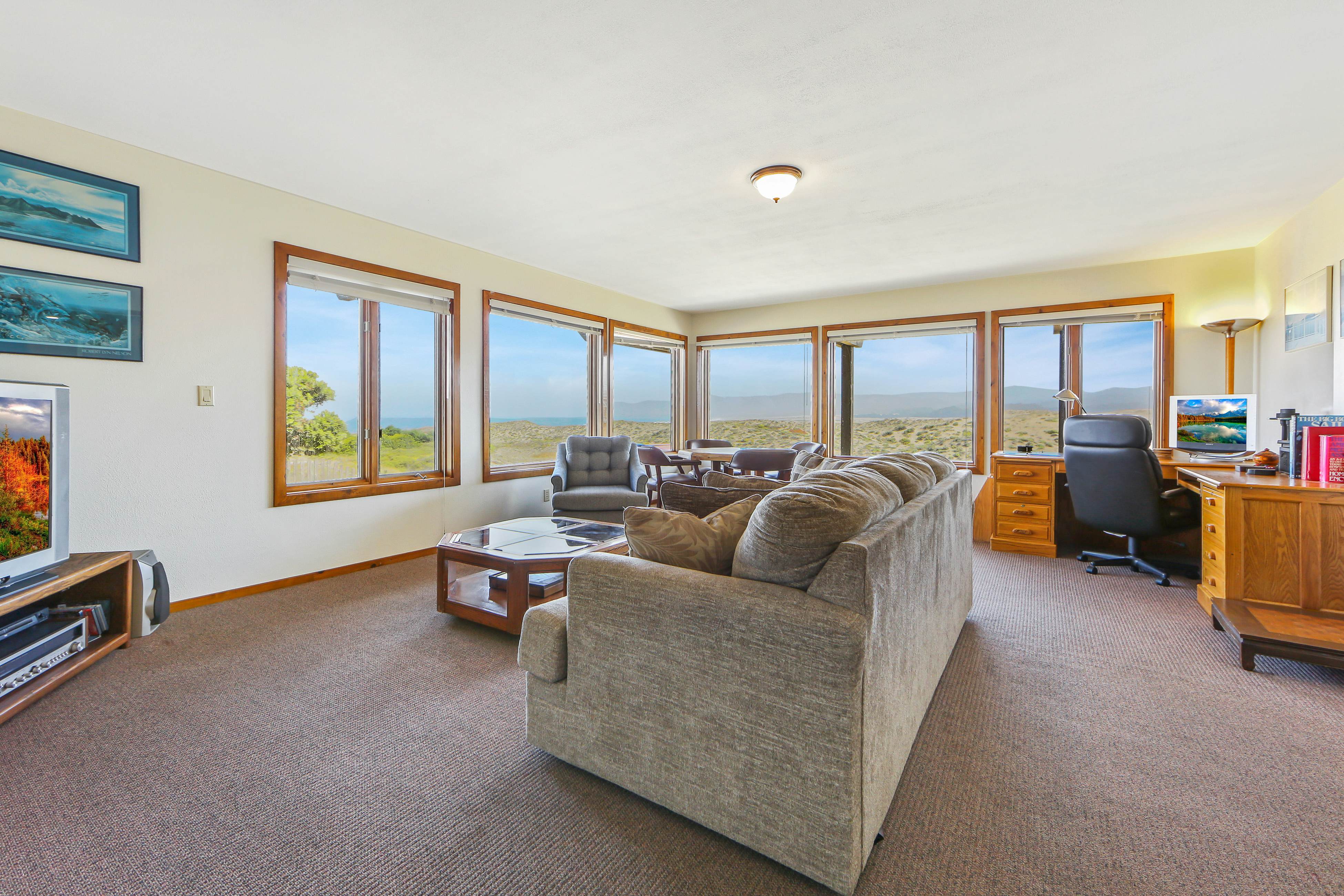 Dog-friendly Oceanfront home with Private Hot tub