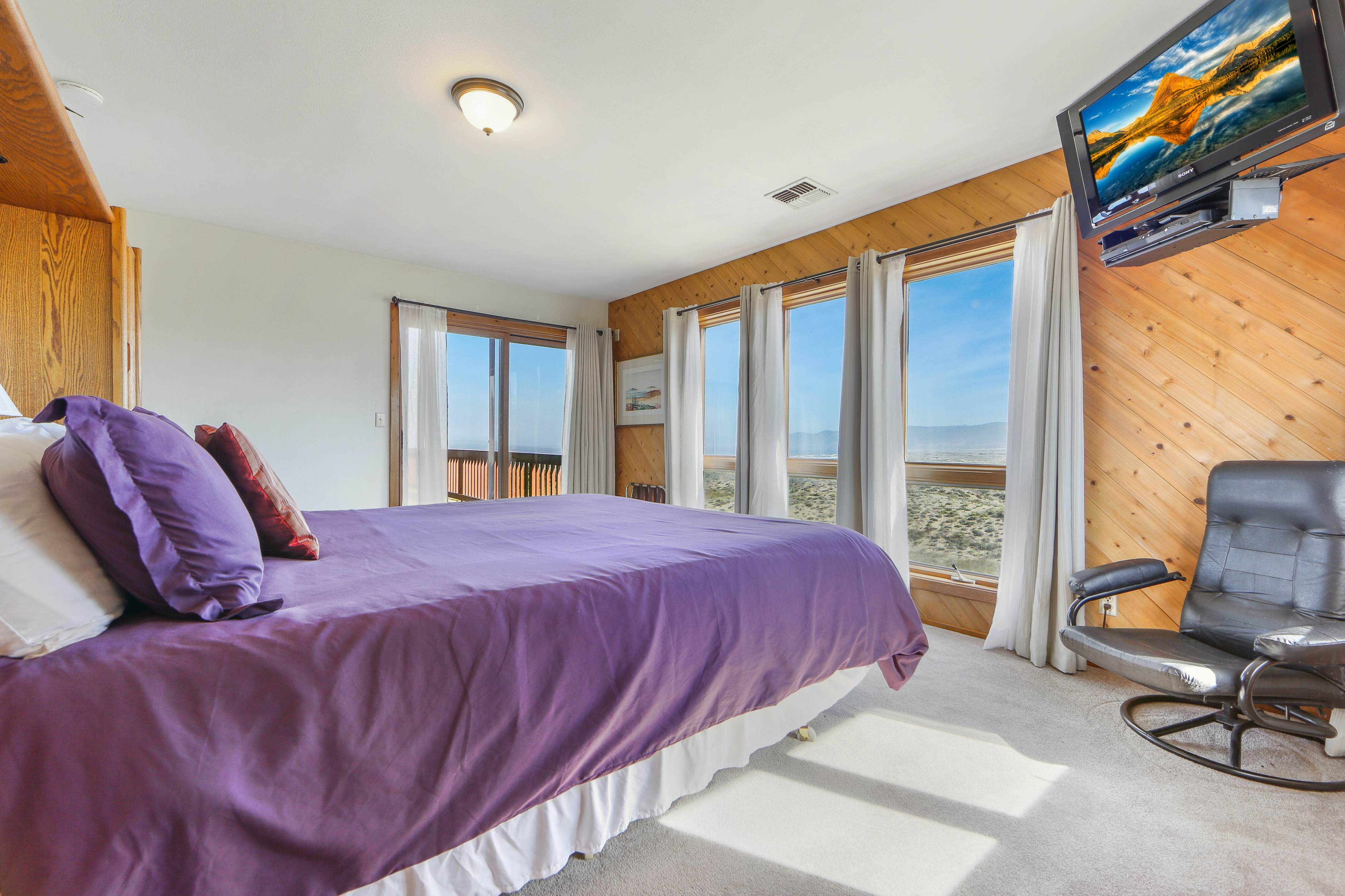 Dog-friendly Oceanfront home with Private Hot tub