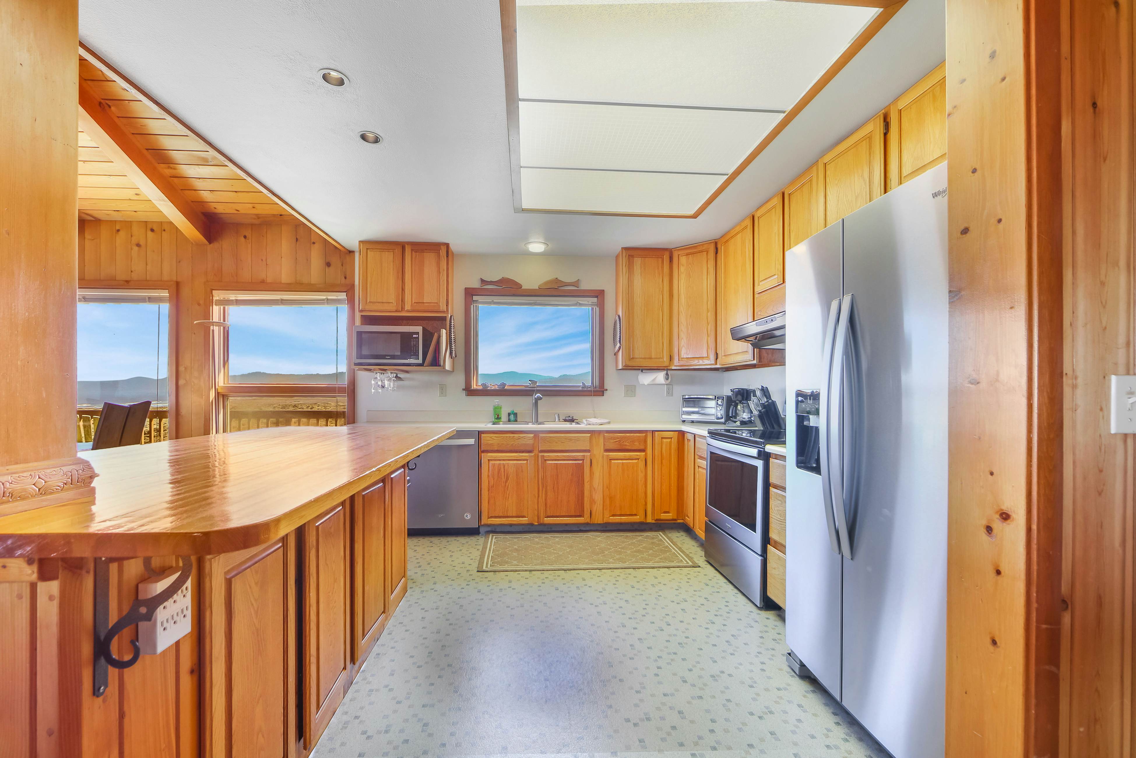 Dog-friendly Oceanfront home with Private Hot tub