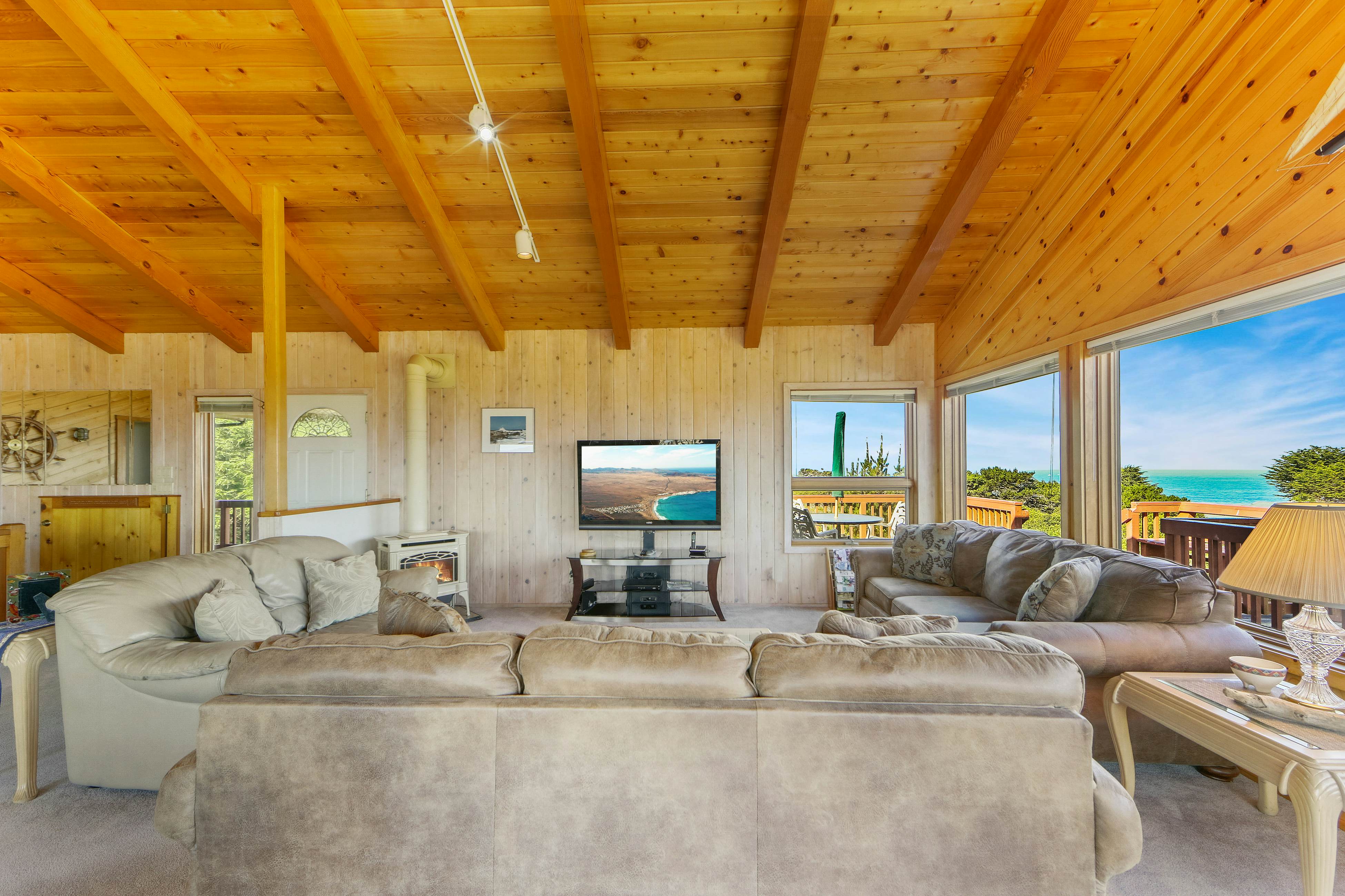 Dog-friendly Oceanfront home with Private Hot tub