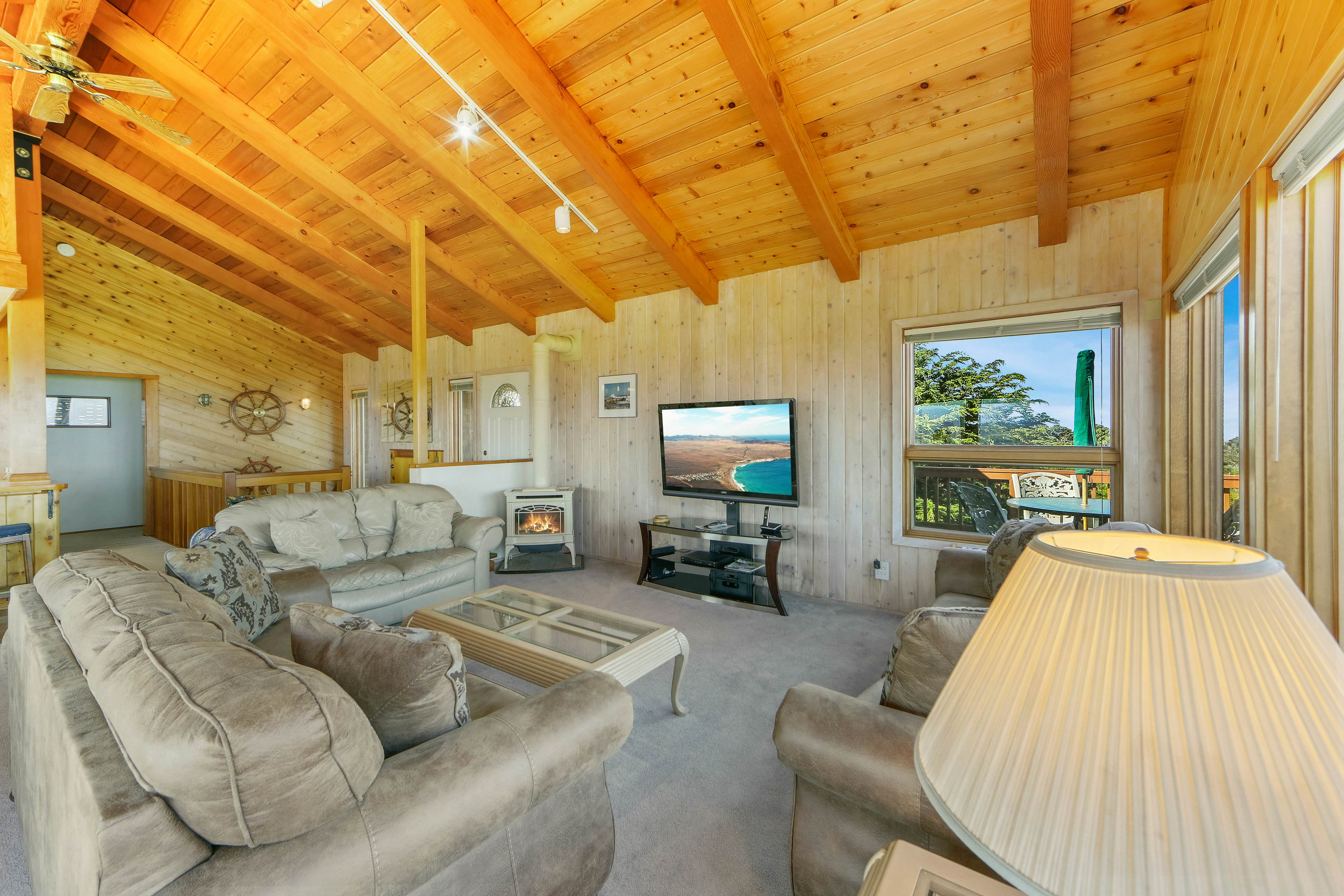 Dog-friendly Oceanfront home with Private Hot tub