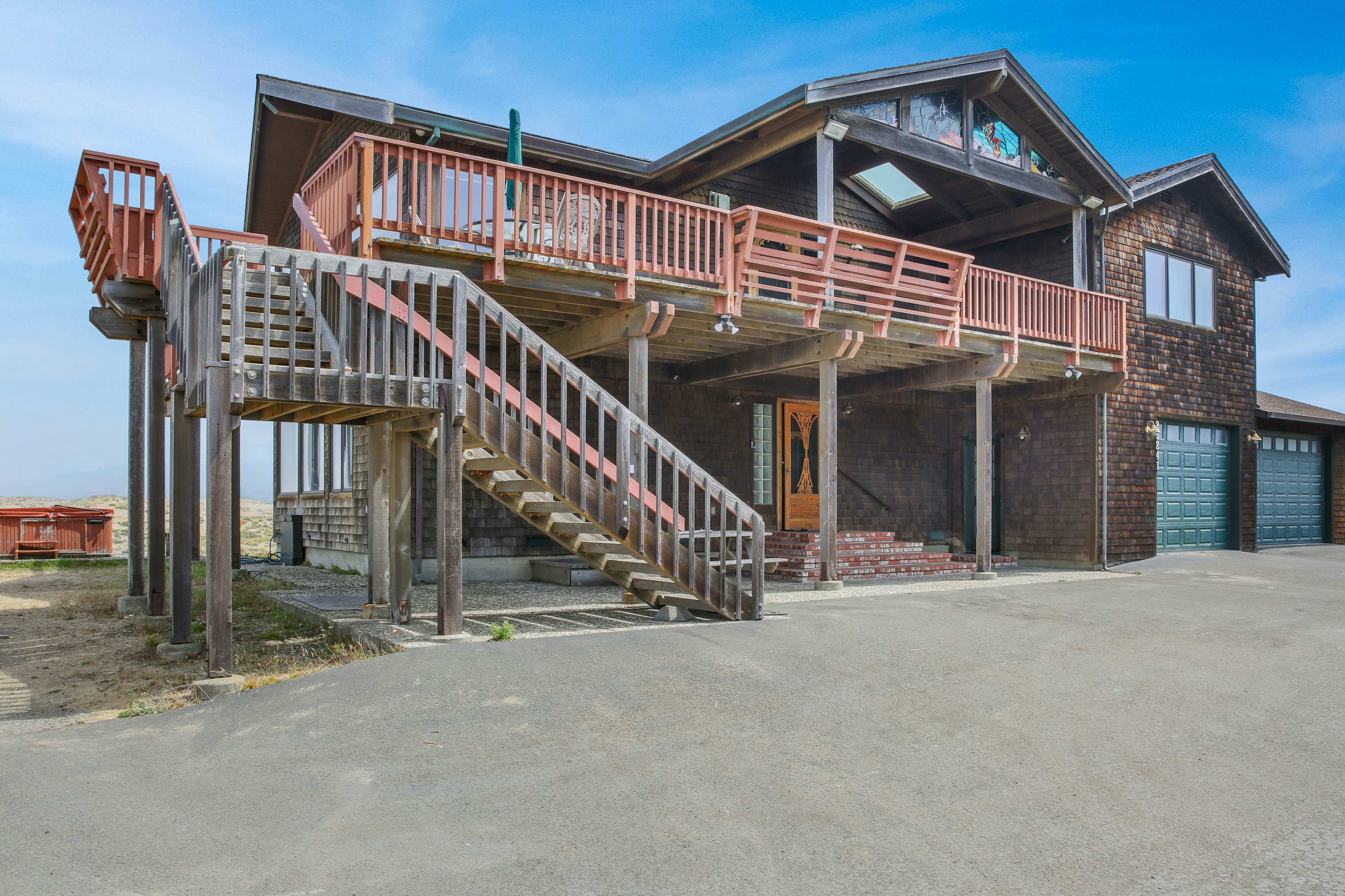 Dog-friendly Oceanfront home with Private Hot tub