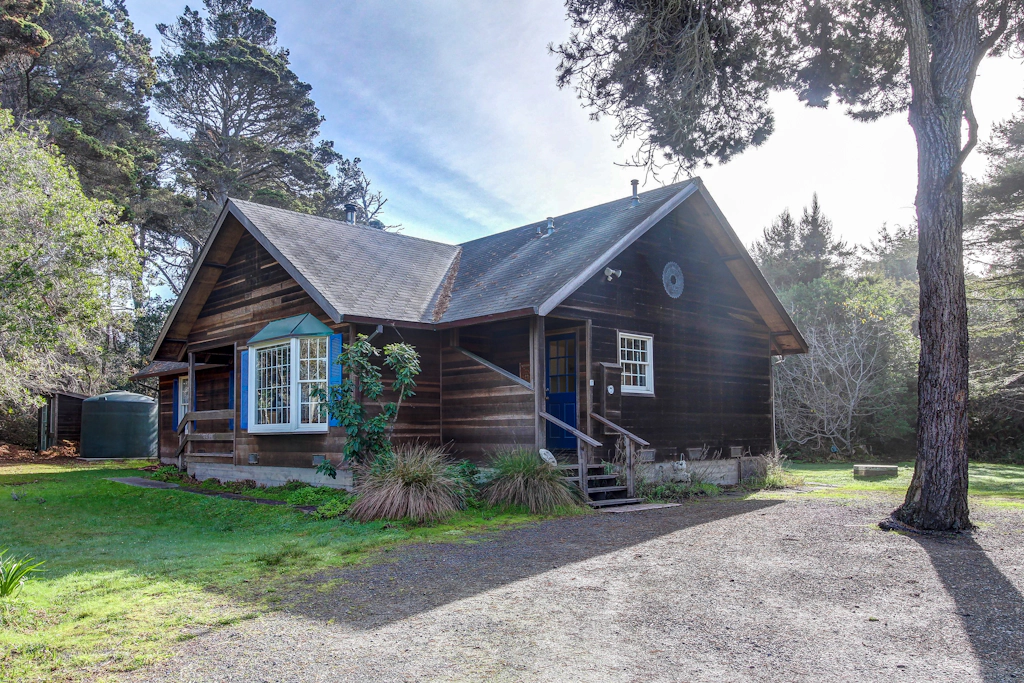 Fort Bragg Cottage - Walk to the Beach & Bluffs