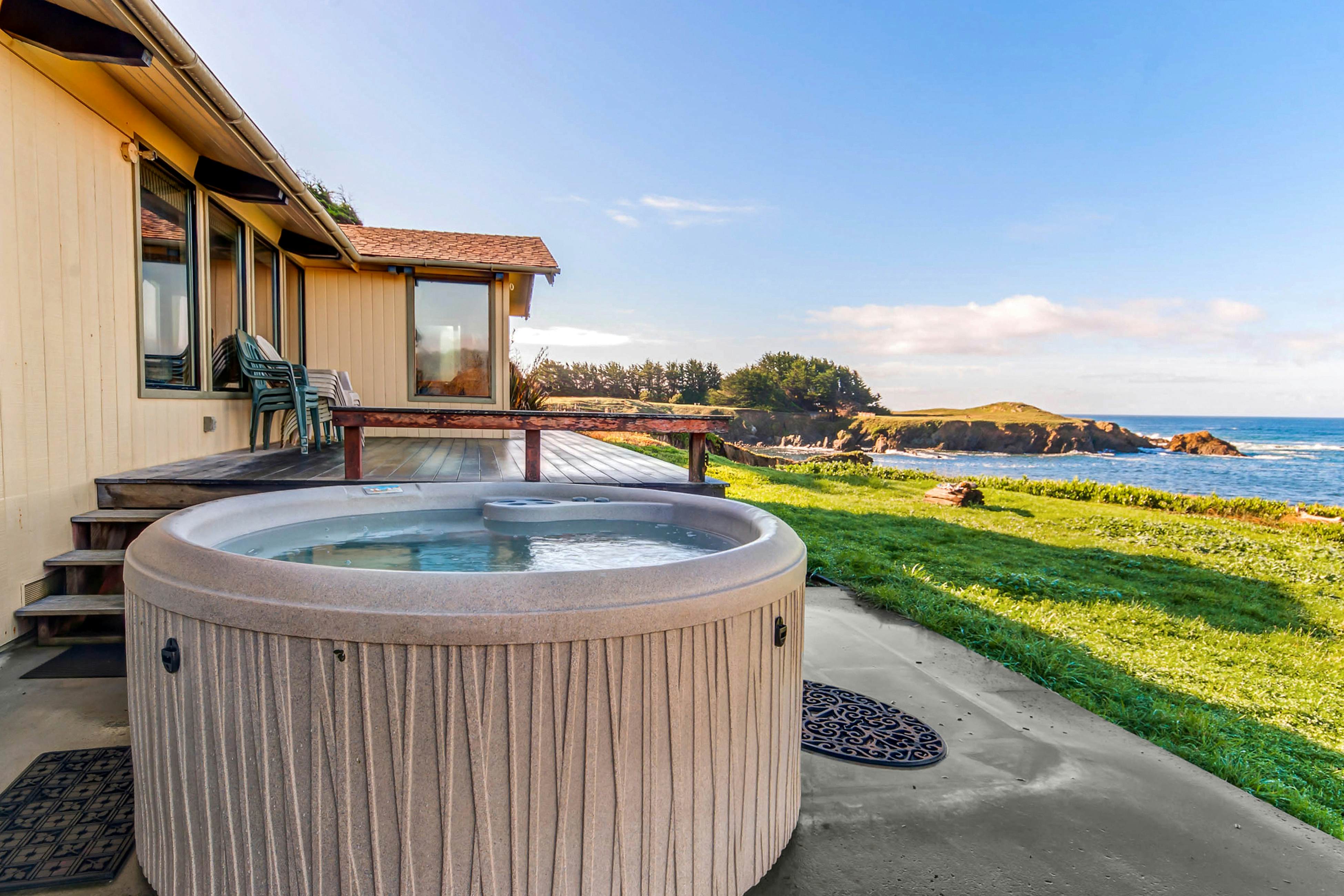 Tideaway: Private Hot Tub and Expansive Ocean View