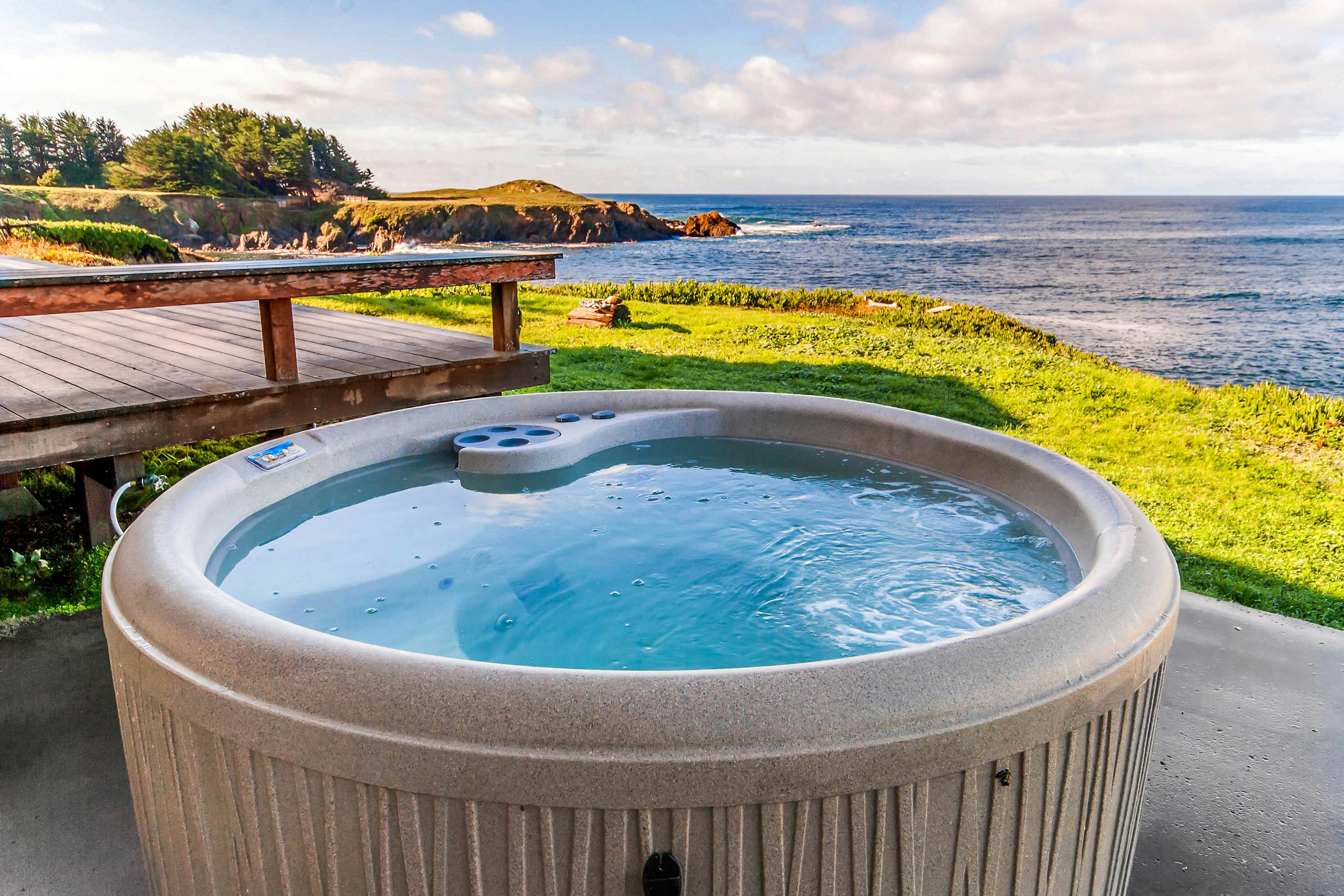 Tideaway: Private Hot Tub and Expansive Ocean View