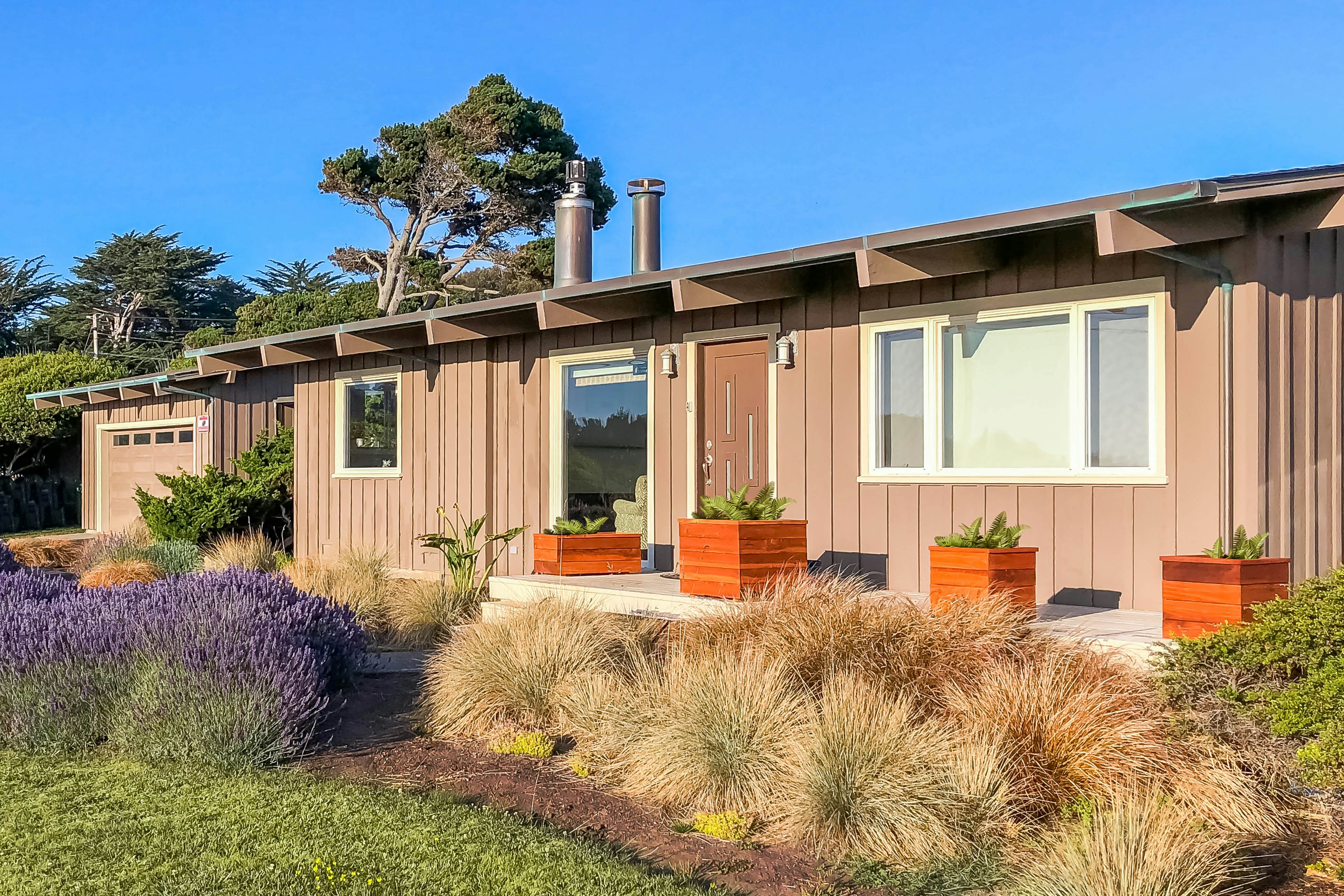 Coastal Bliss: Private Hot Tub, Ocean Views, Pets