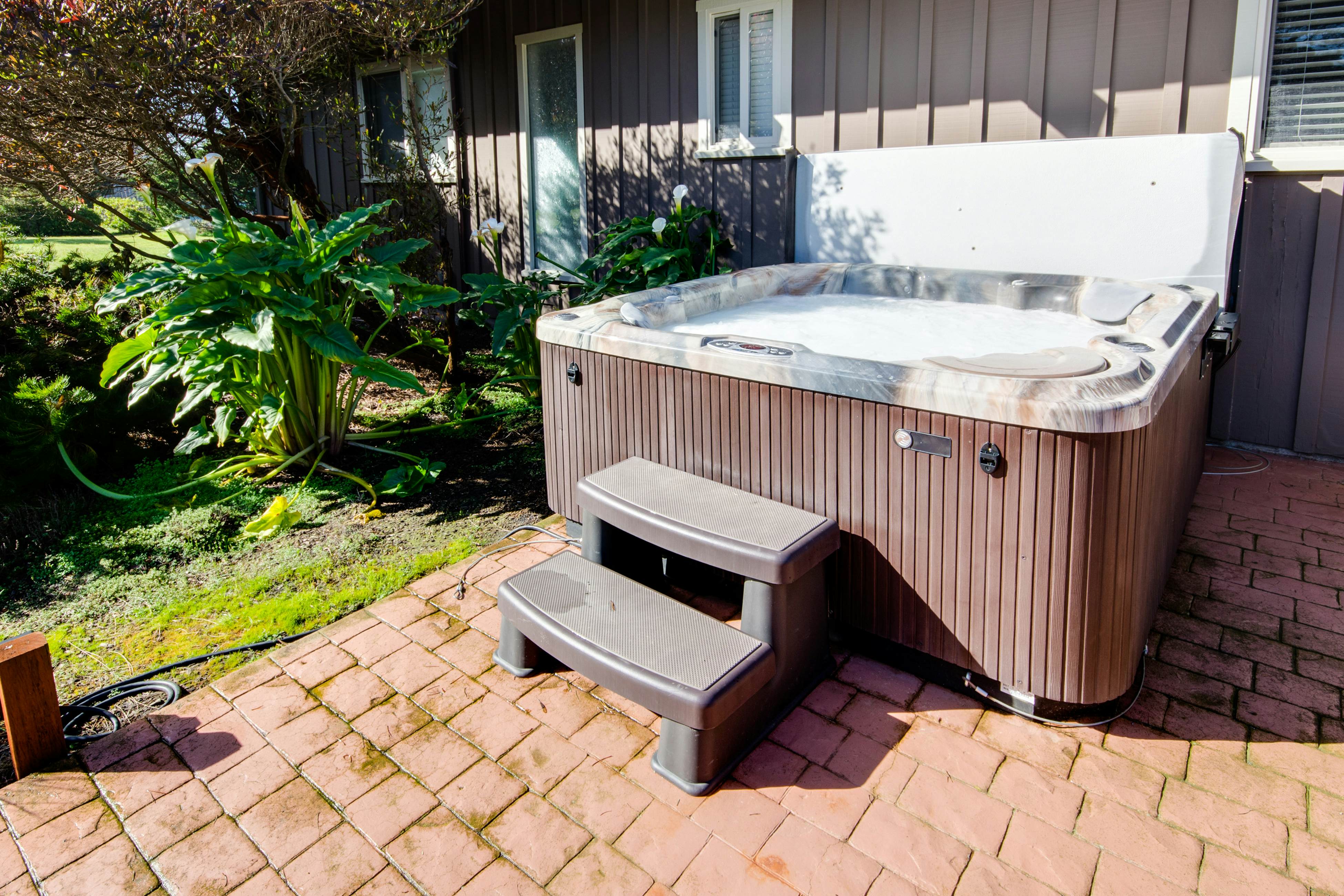 Coastal Bliss: Private Hot Tub, Ocean Views, Pets