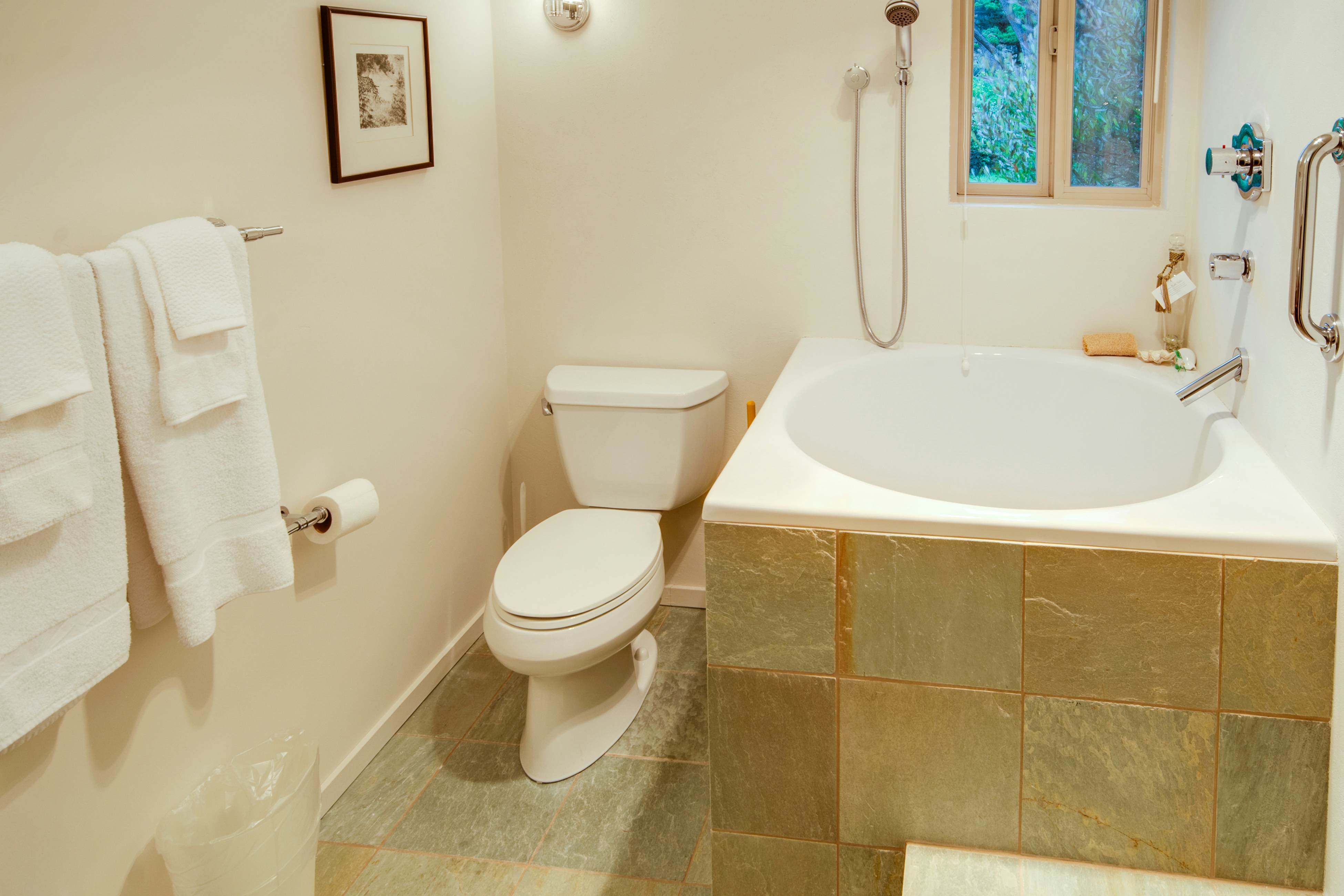 Coastal Bliss: Private Hot Tub, Ocean Views, Pets