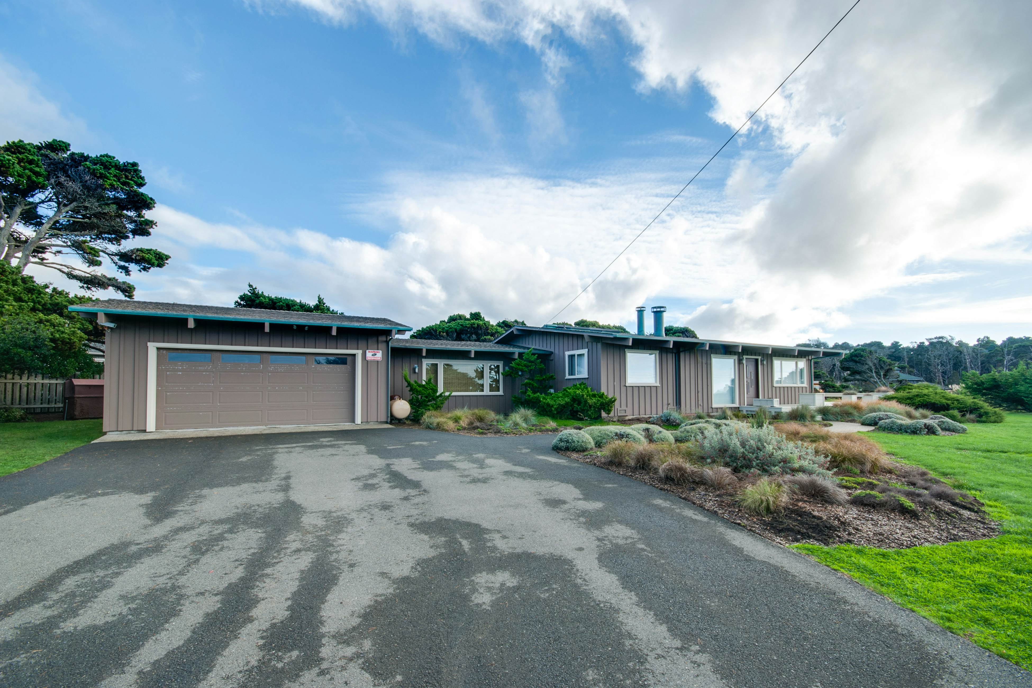 Coastal Bliss: Private Hot Tub, Ocean Views, Pets