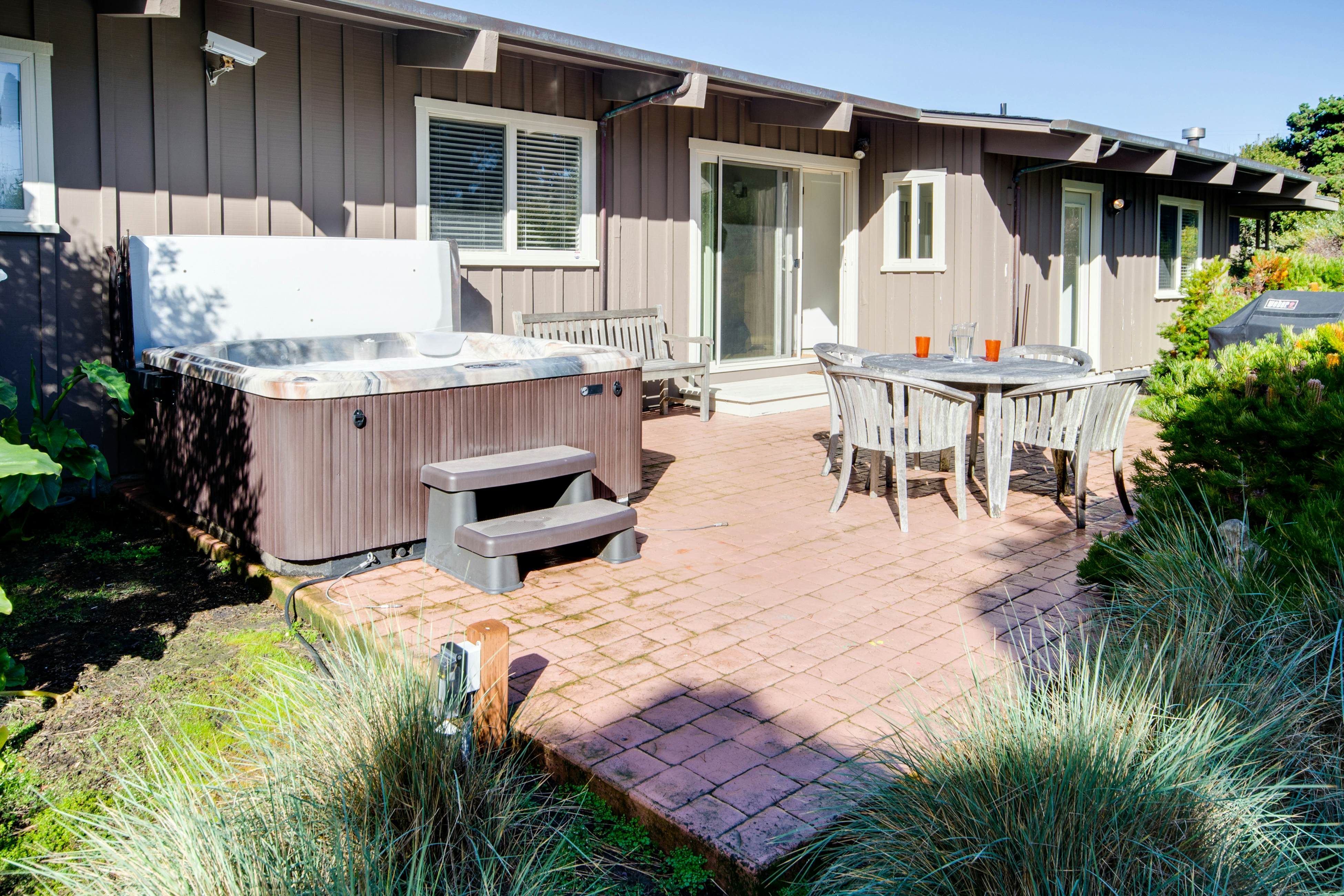 Coastal Bliss: Private Hot Tub, Ocean Views, Pets