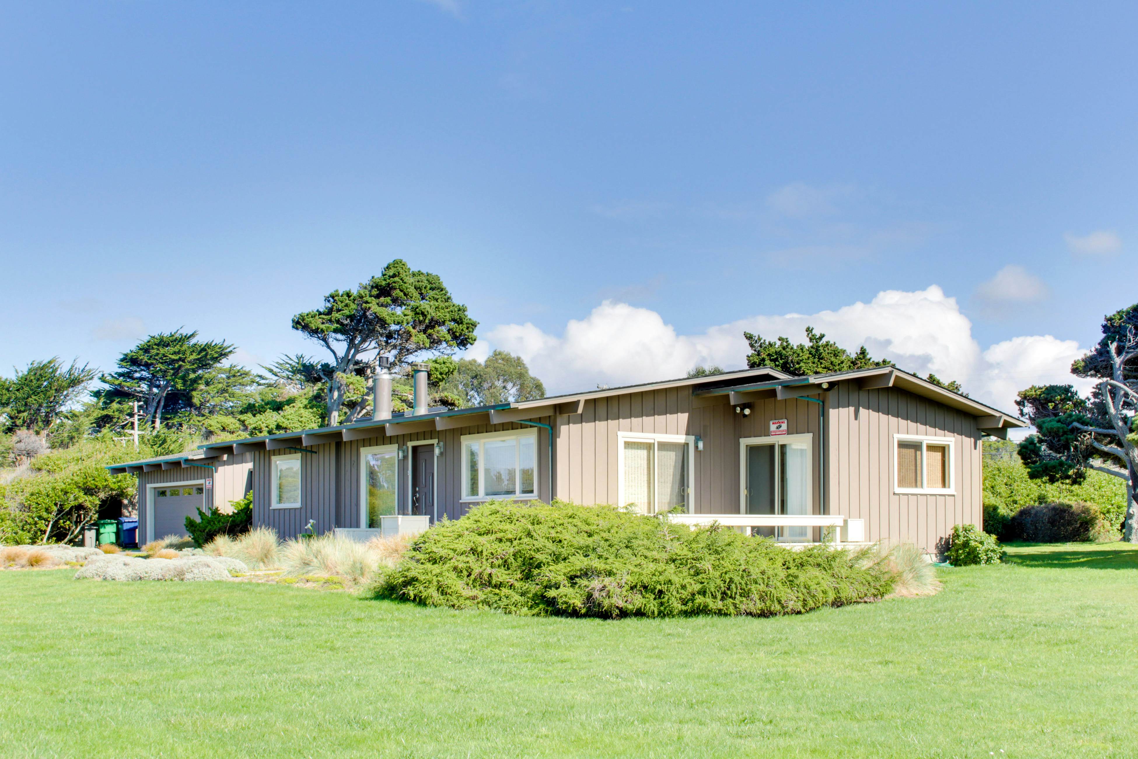 Coastal Bliss: Private Hot Tub, Ocean Views, Pets