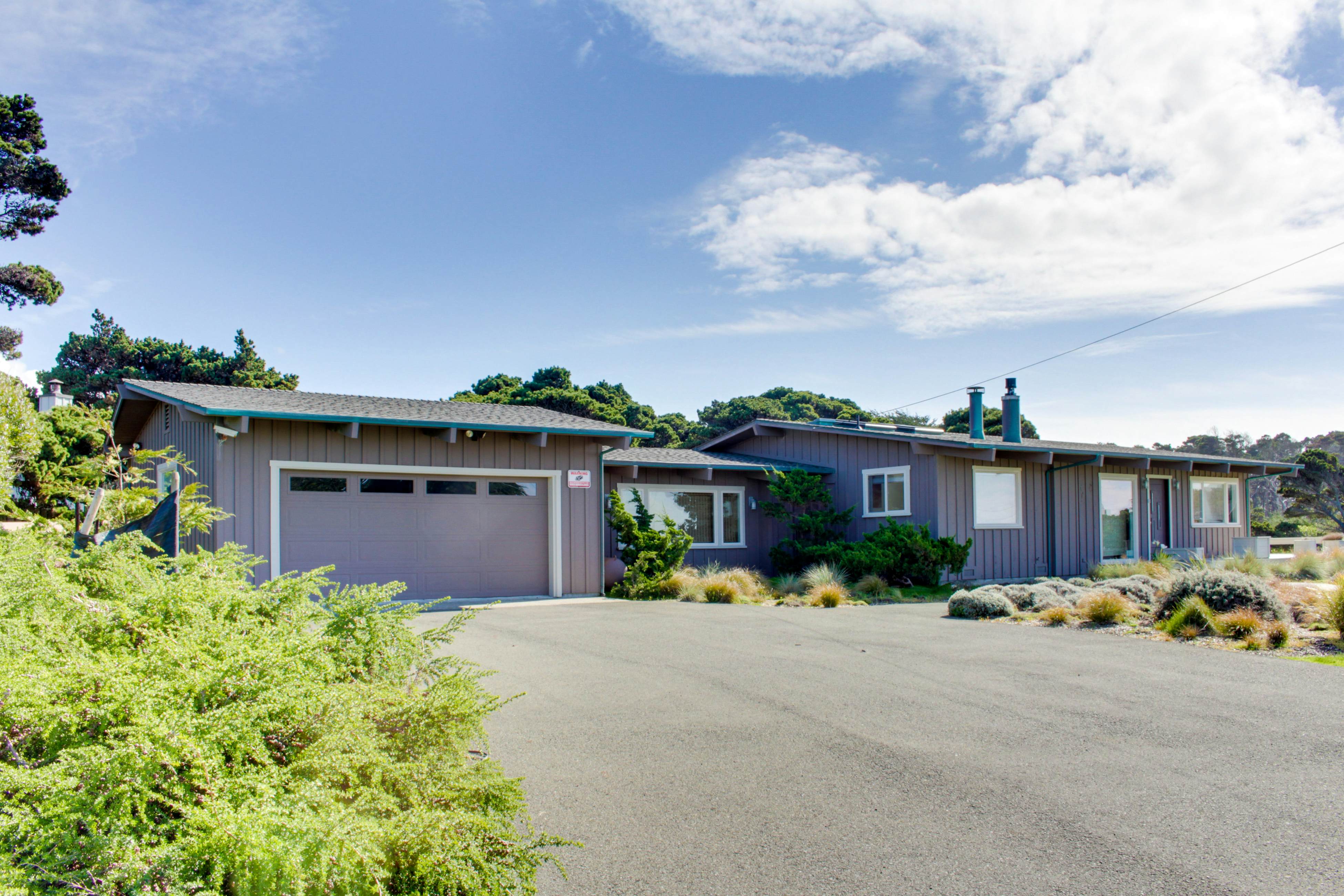 Coastal Bliss: Private Hot Tub, Ocean Views, Pets