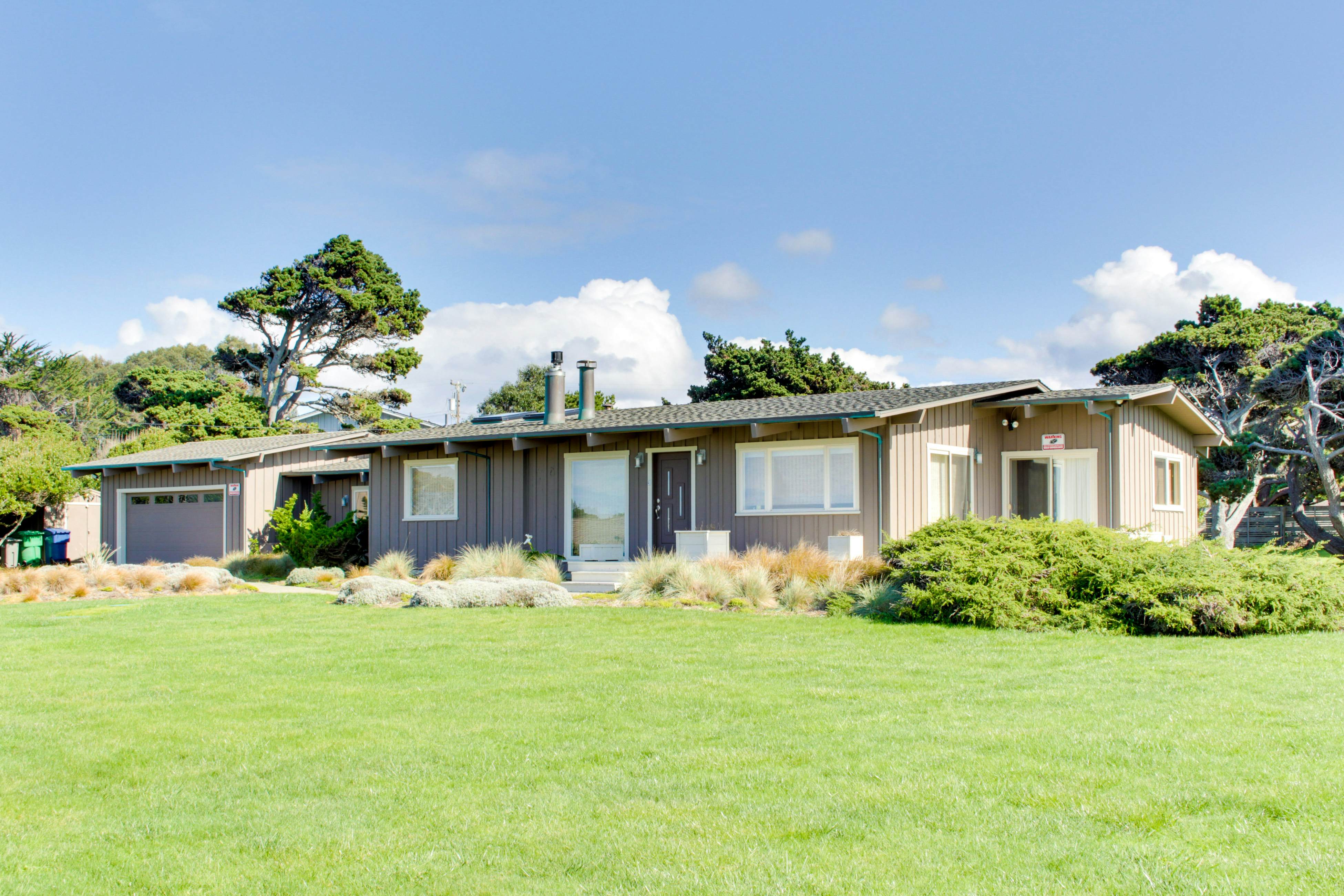Coastal Bliss: Private Hot Tub, Ocean Views, Pets