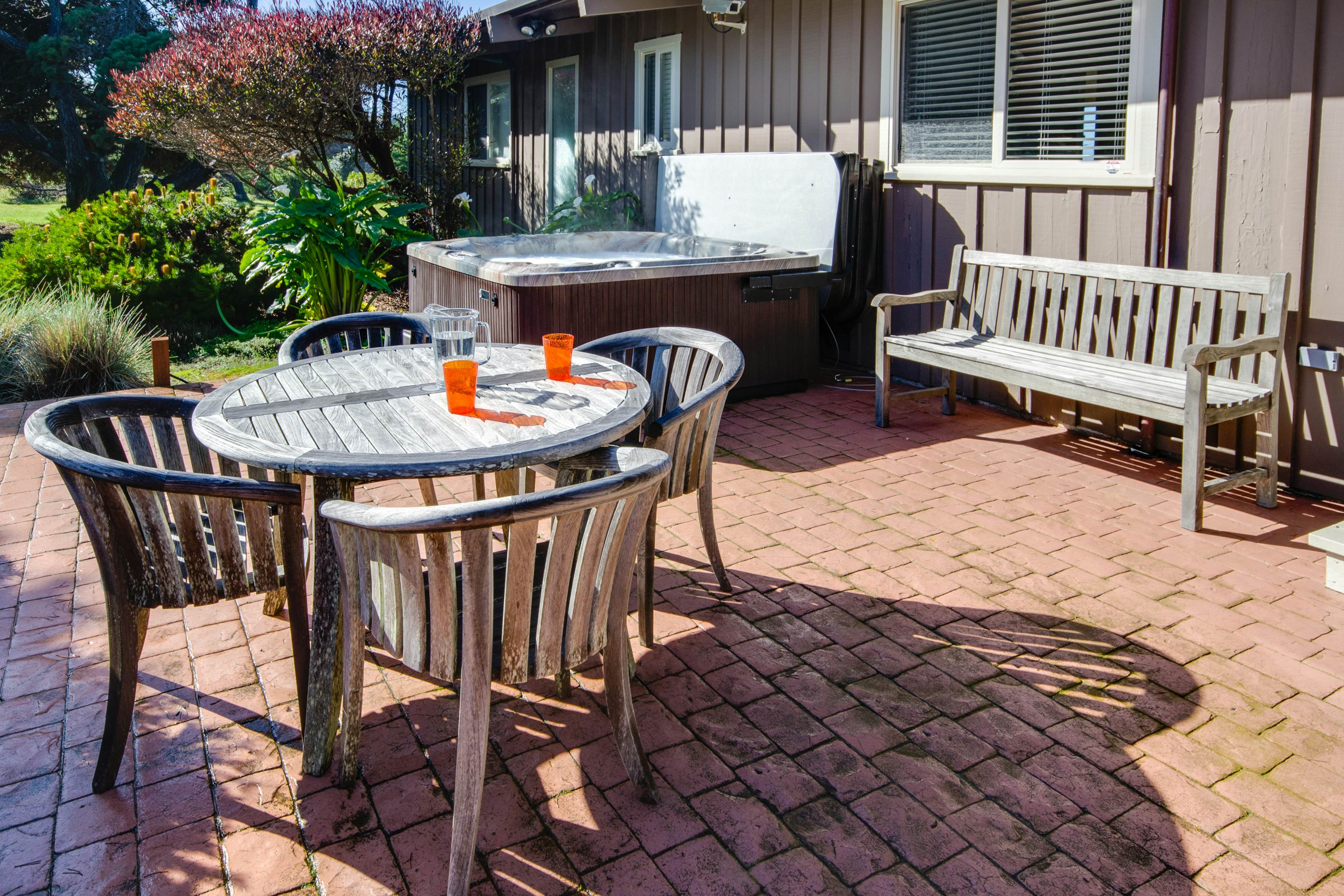 Coastal Bliss: Private Hot Tub, Ocean Views, Pets