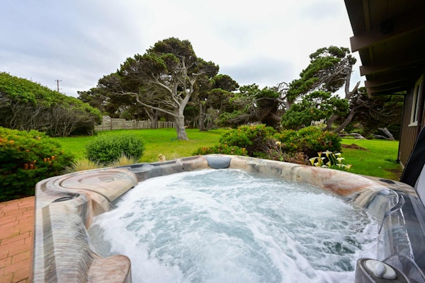 Coastal Bliss - Private Hot Tub, Ocean Views, Pets