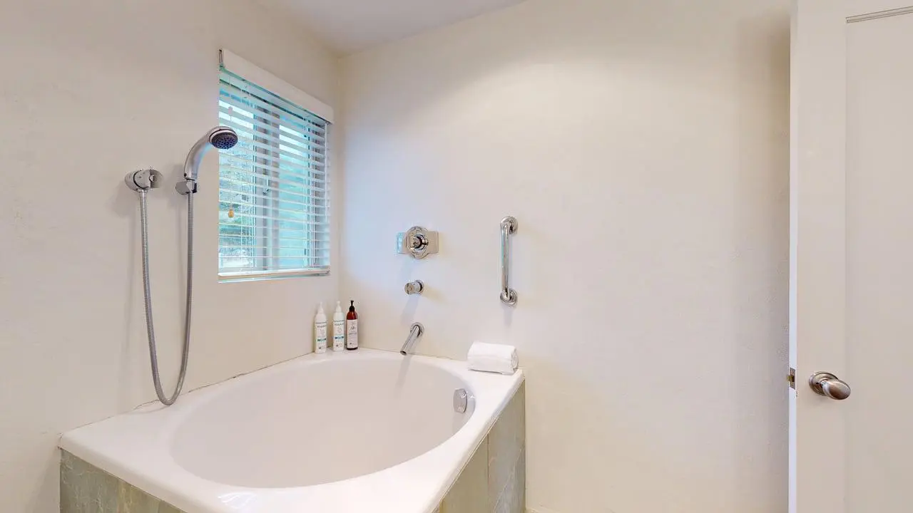 Coastal Bliss - Private Hot Tub, Ocean Views, Pets