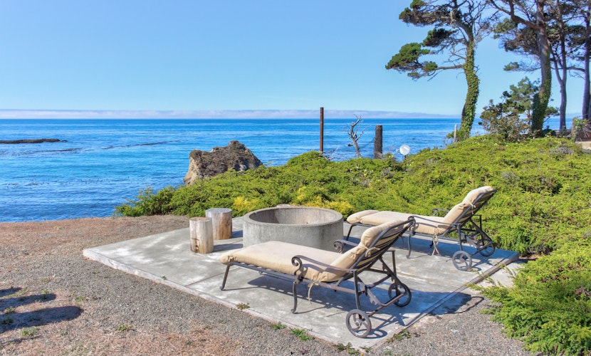 Cozy Oceanfront European Cottage-Deck & Fire Pit
