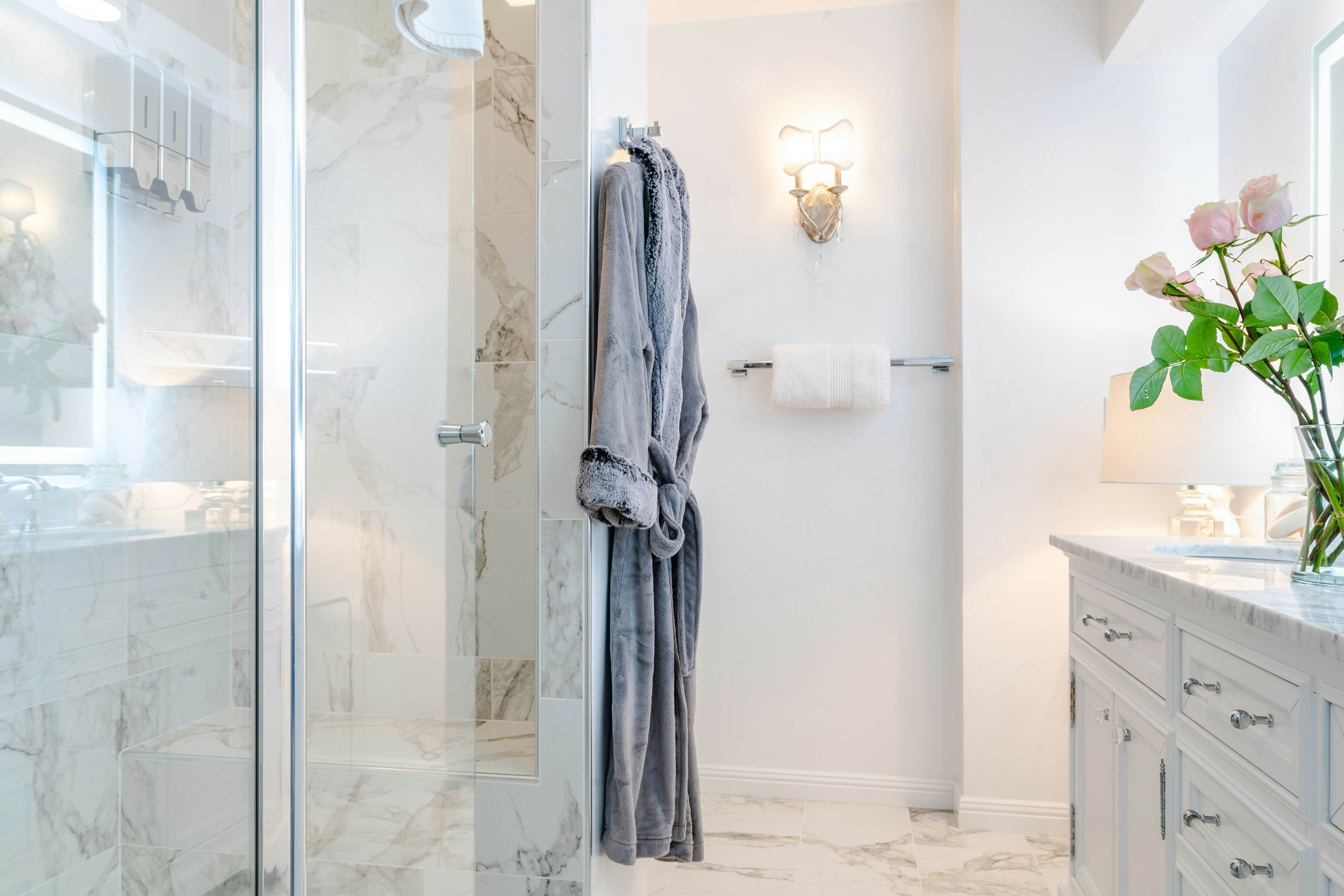 Cozy Oceanfront European Cottage-Deck & Fire Pit