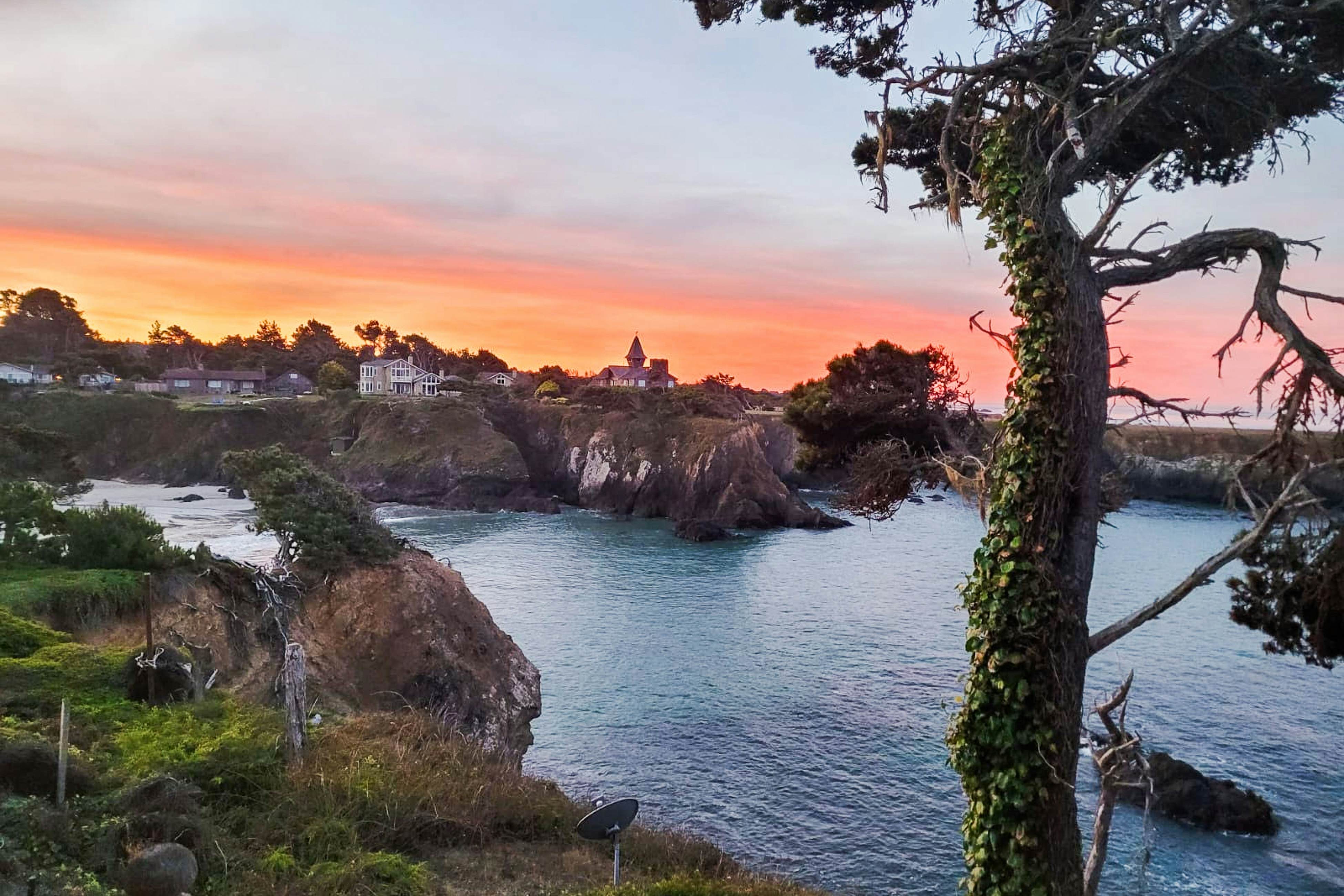 Cozy Oceanfront European Cottage-Deck & Fire Pit